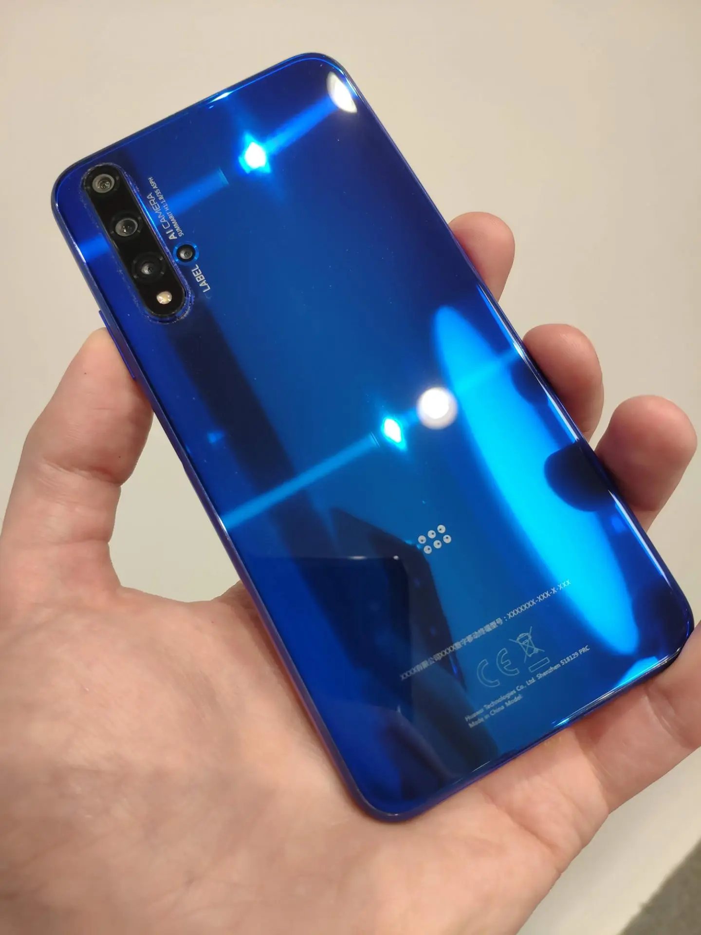 Honor 20 и красный Samsung Galaxy S10 поступили в продажу