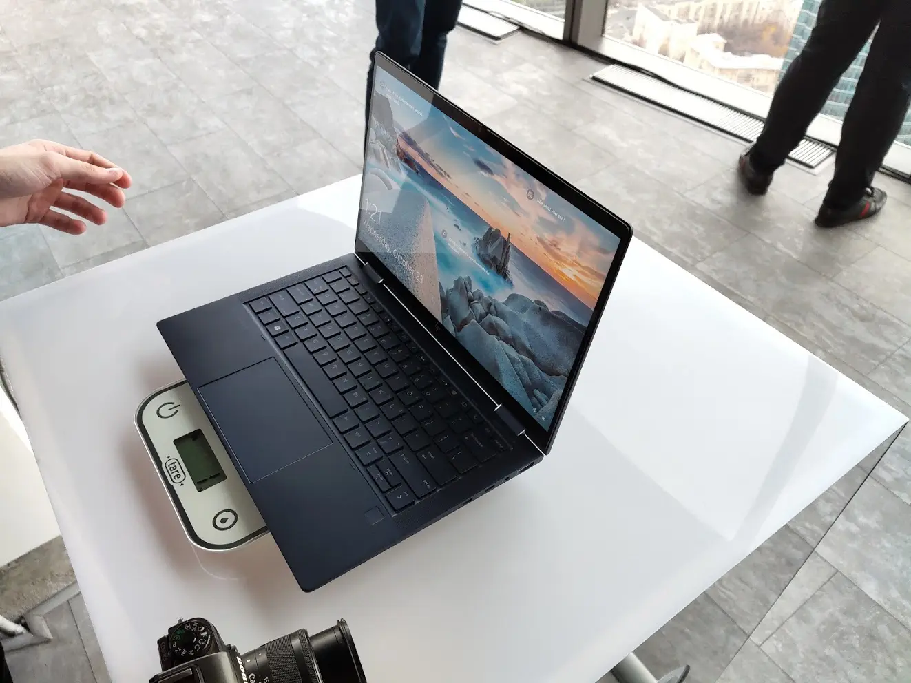 HP показала очень тонкий и лёгкий, но производительный ноутбук. Менее 1 кг веса