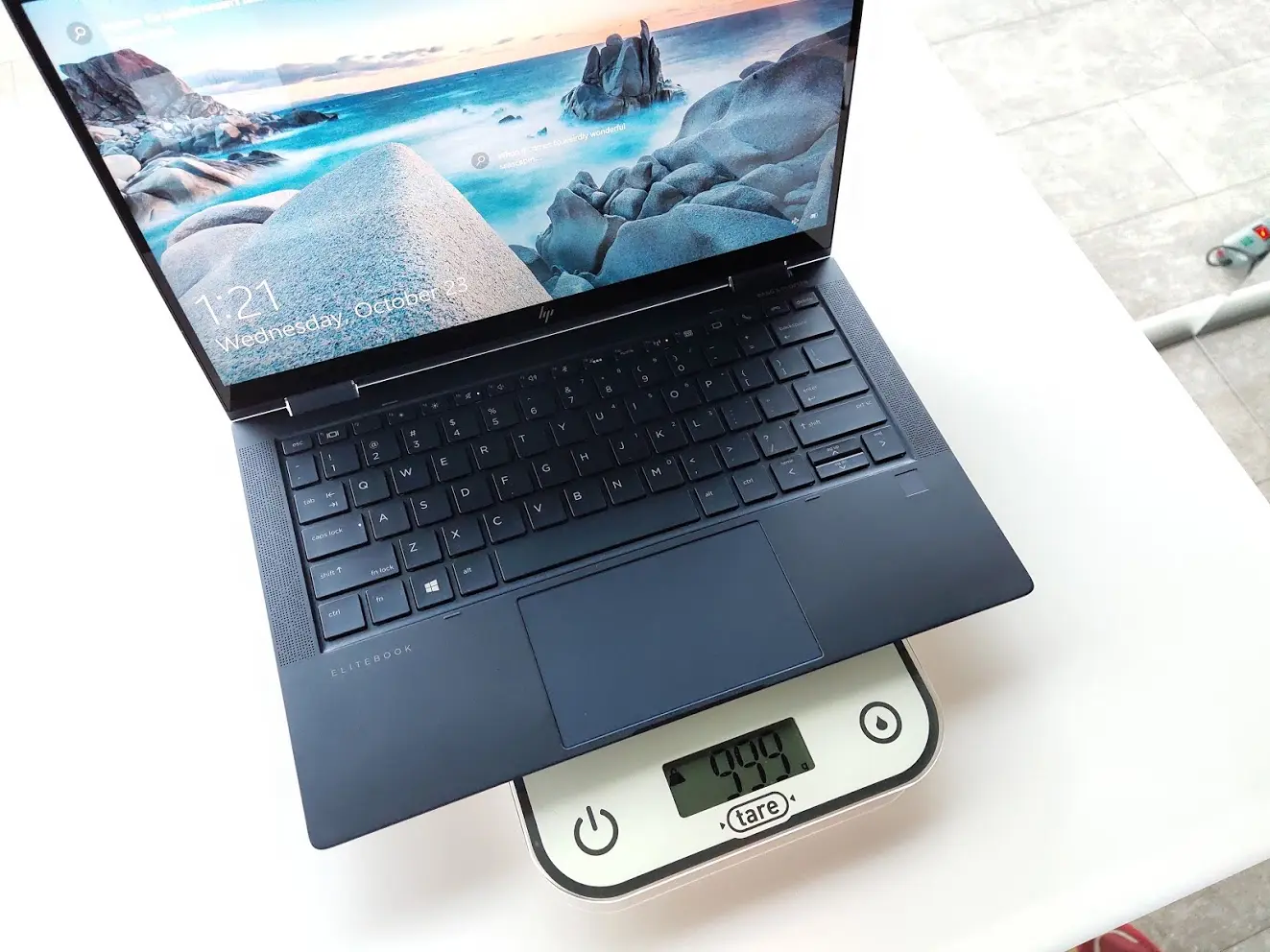 HP показала очень тонкий и лёгкий, но производительный ноутбук. Менее 1 кг веса