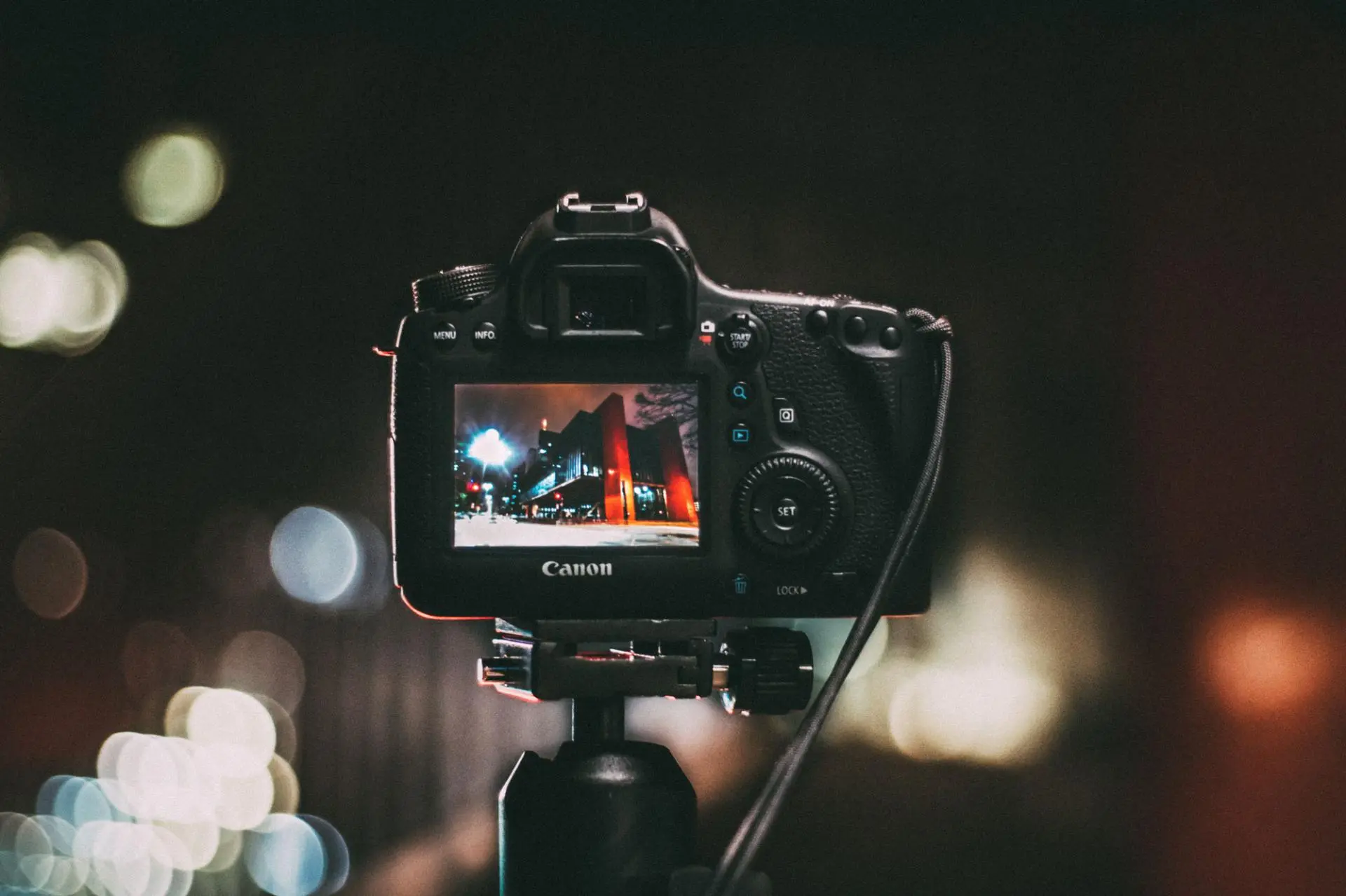 Canon обновляет прошивки для множества камер