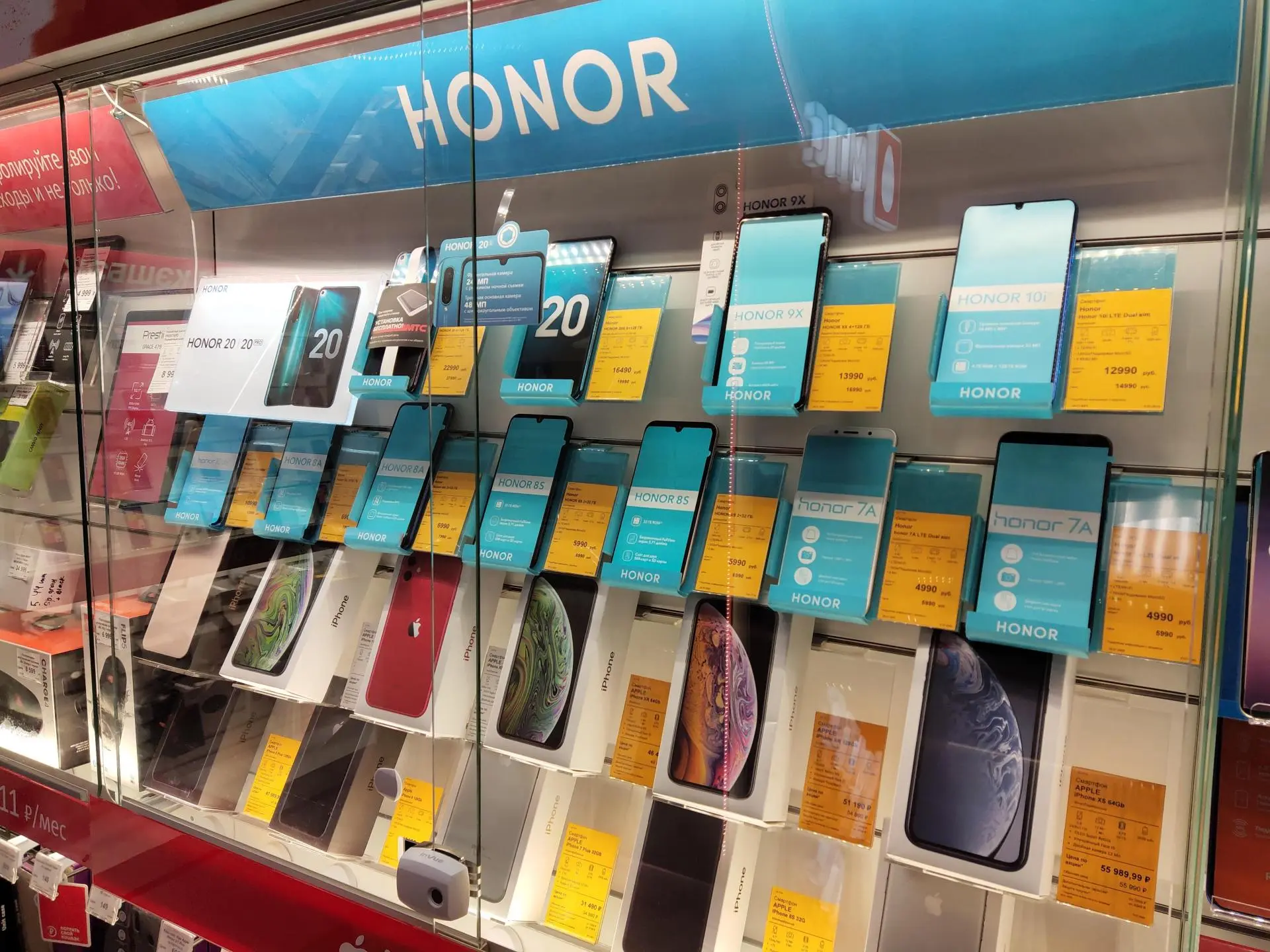 Honor заметно снижает цены на смартфоны и дарит подарки