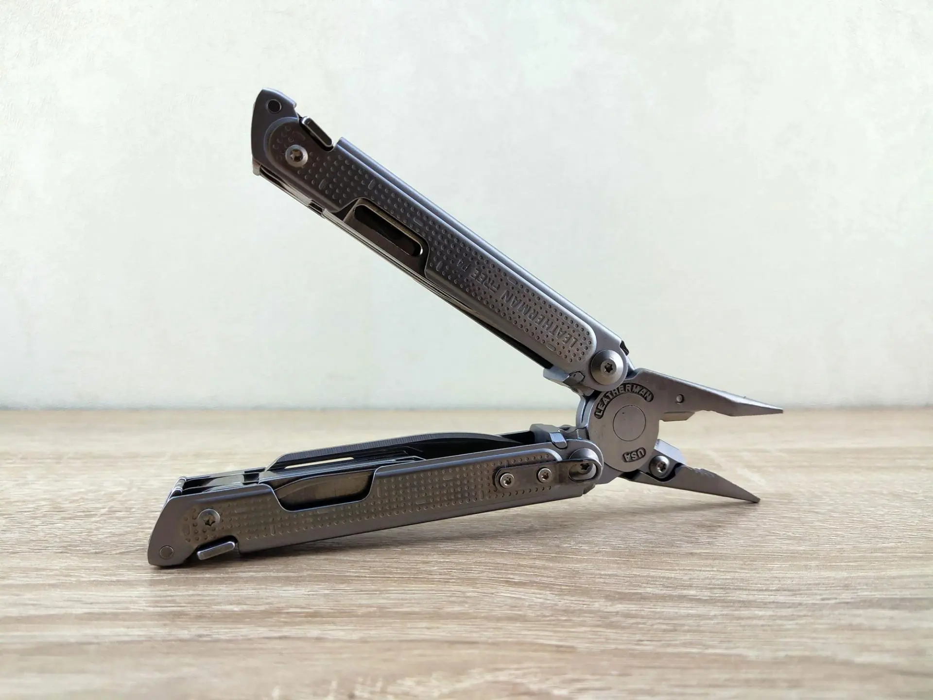 Тест-драйв мультитула Leatherman Free P4