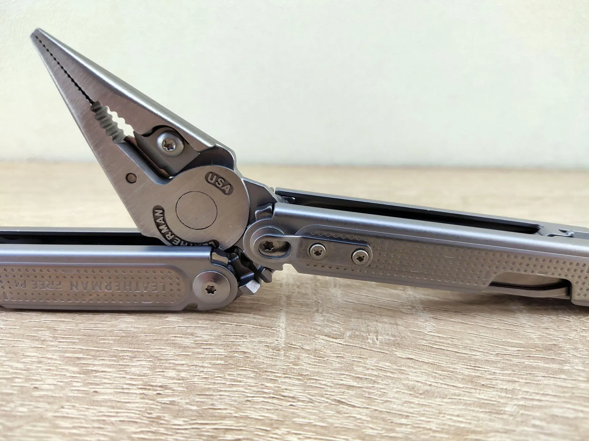Тест-драйв мультитула Leatherman Free P4
