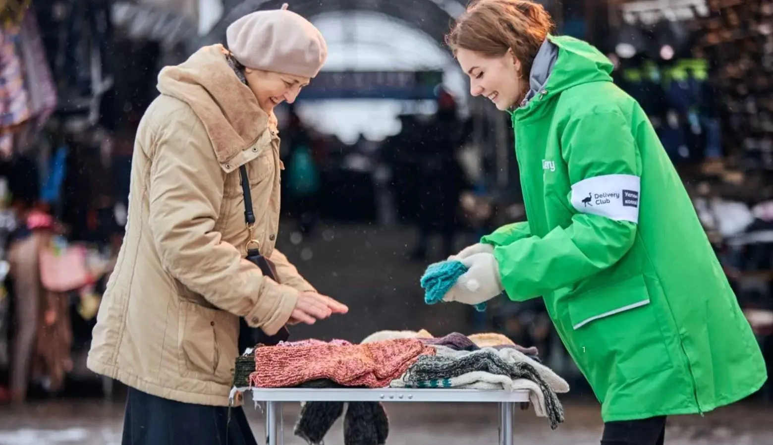 Delivery Club планирует скупить вязаные вещи у бабушек — поддержать пенсионеров и утеплить своих курьеров
