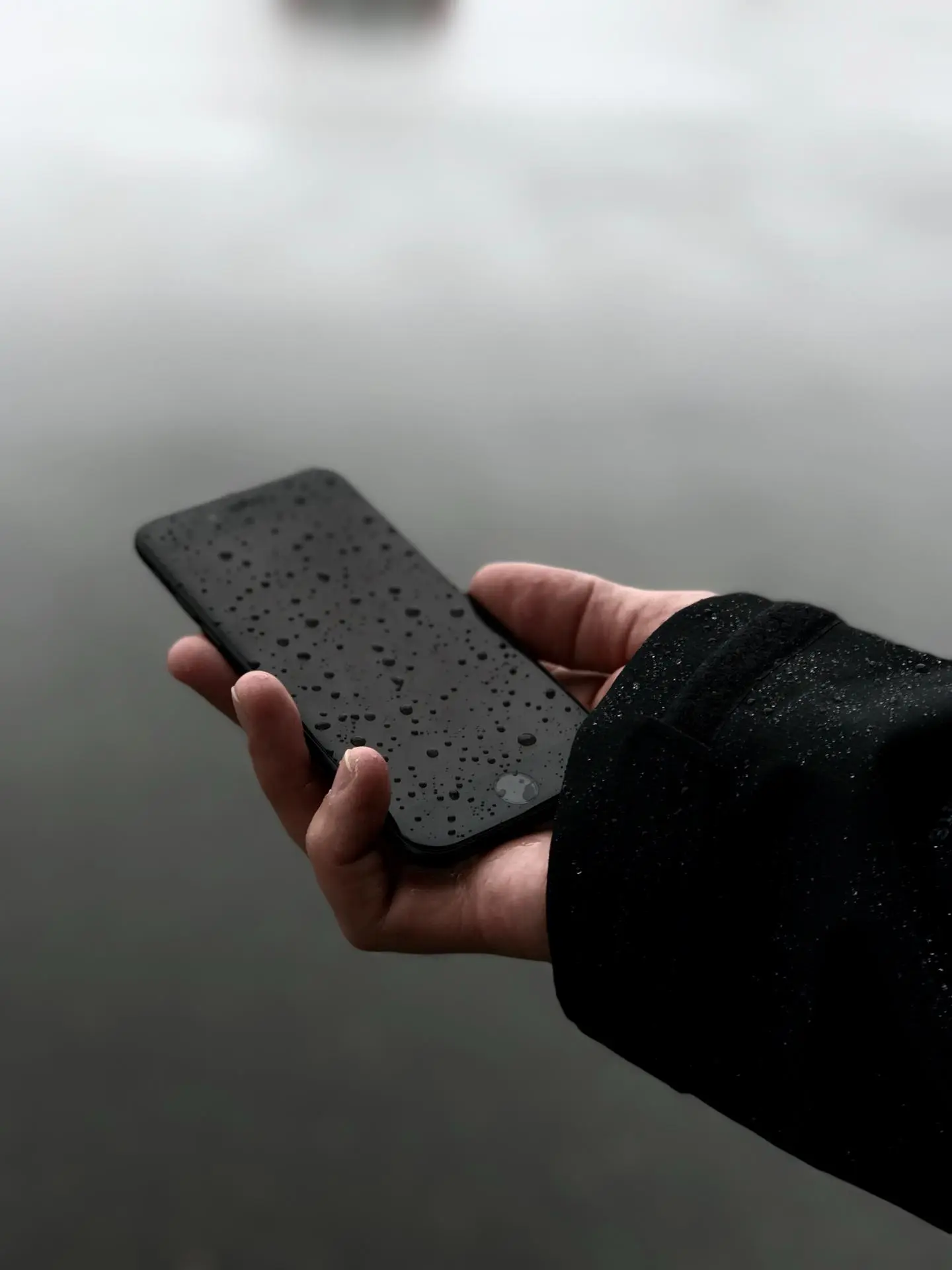 Упавший в ванну iPhone убил током свою хозяйку в России