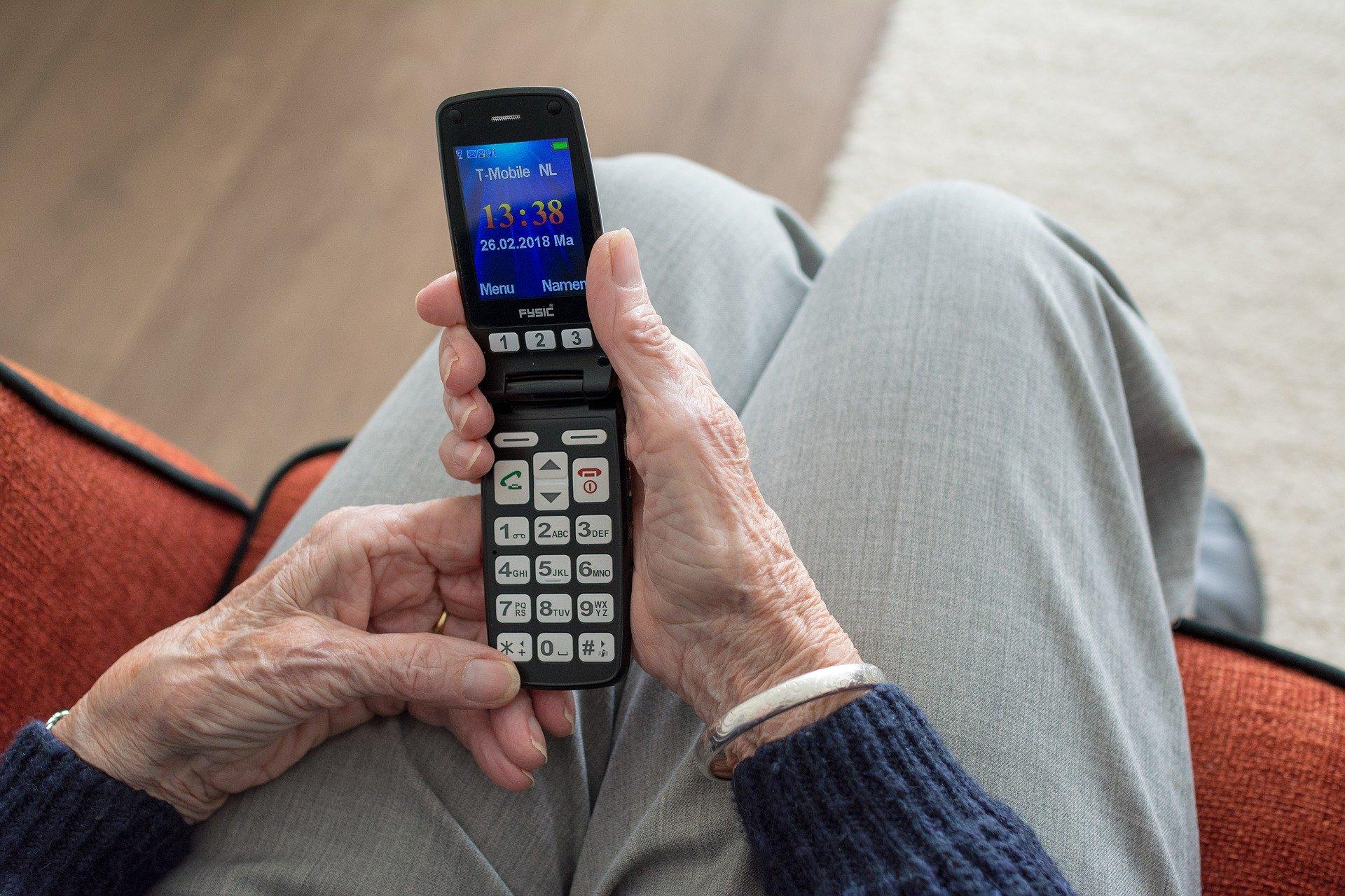 Лучшие телефоны для твоей бабушки: топ моделей с характеристиками