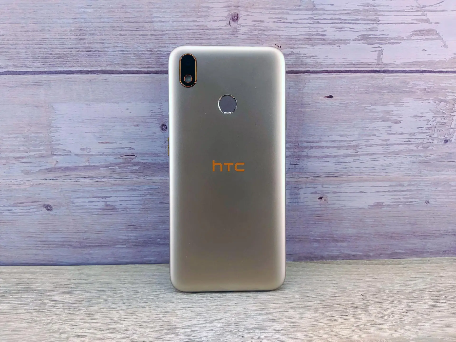 Обзор смартфона HTC Wildfire E1