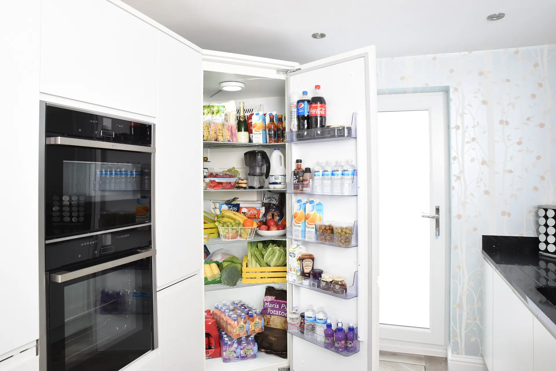 Как правильно складывать продукты в холодильник?
