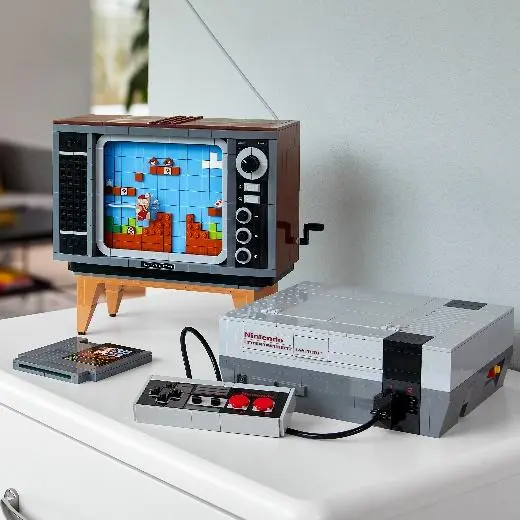 Проводники в детство: игровая консоль Nintendo Entertainment System и ретро-телевизор из кубиков LEGO