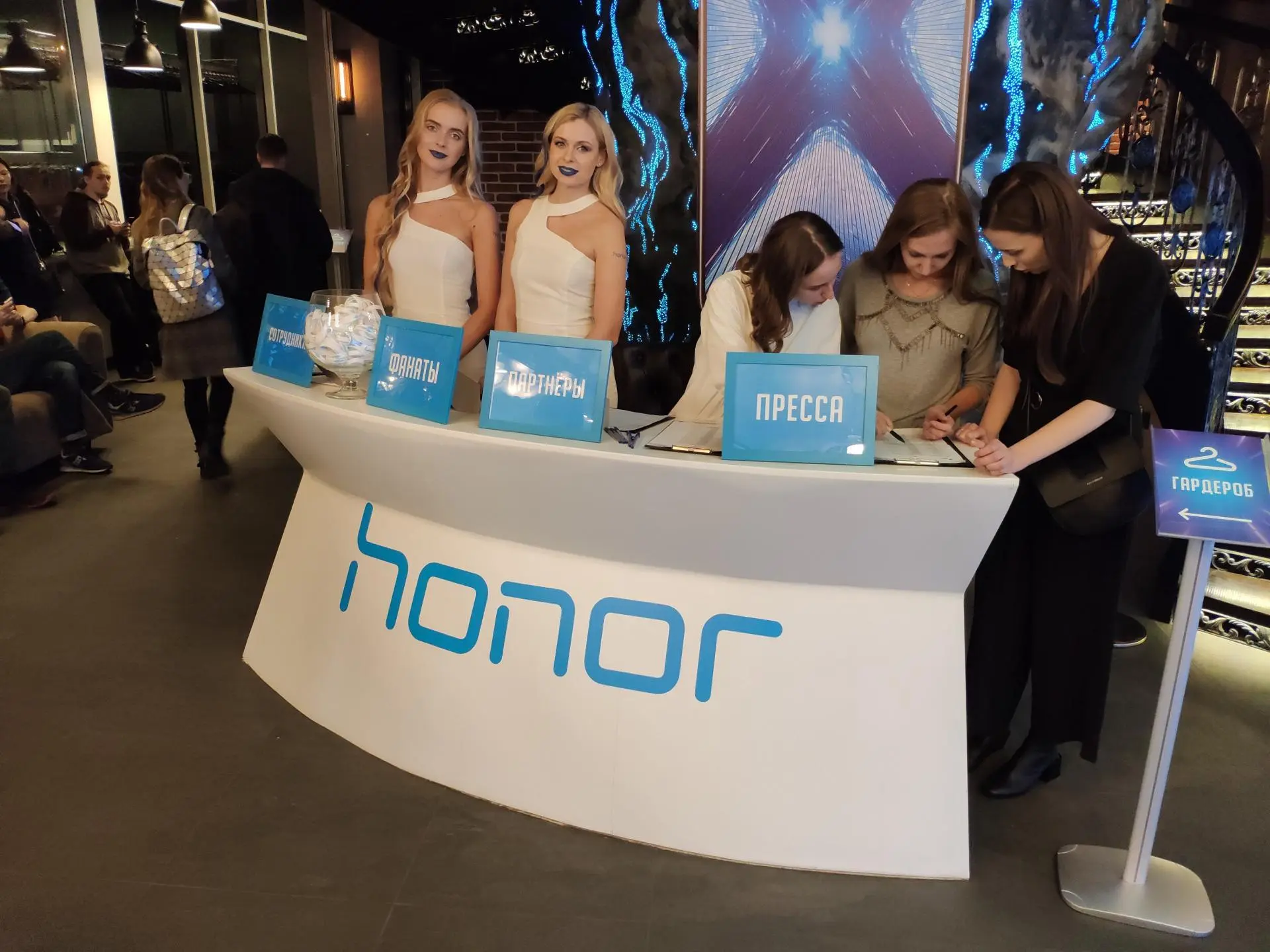 Когда уже обновят Honor 10 до EMUI 10? Да и другие смартфоны Huawei тоже