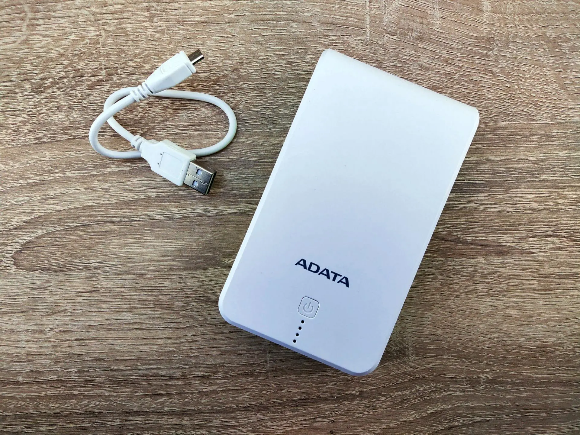 Обзор внешнего аккумулятора ADATA P16750 с фонариком