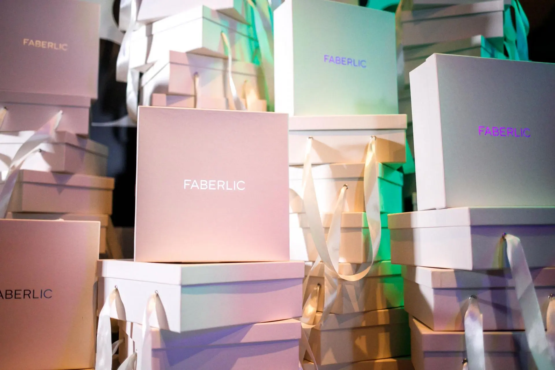 Трендовые Glamour, Romantic, Minimalism, а также Faberlic Men в новом сезоне весна/лето 2020 от Faberlic