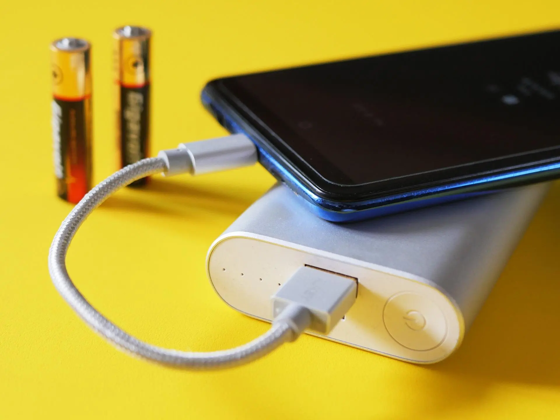 Какие сегодня есть смартфоны с хорошим аккумулятором? Нашли 6 моделей