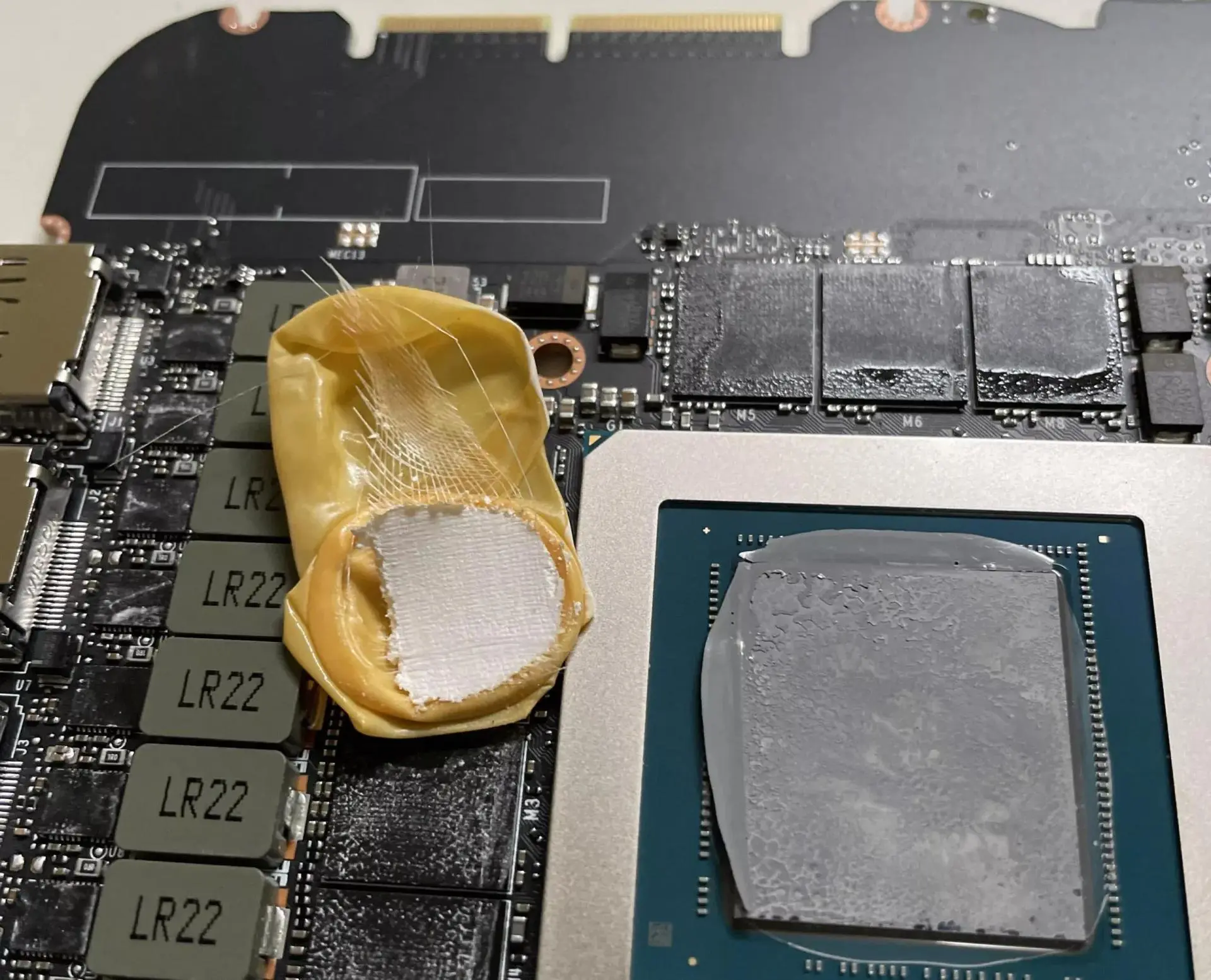 Перегревается GeForce RTX 3090? Возможно внутри напальчник