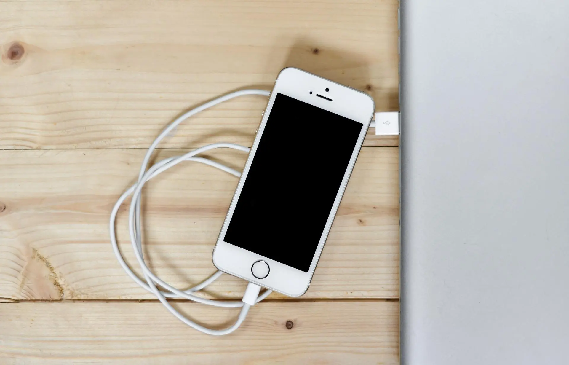 Почему кабель для зарядки iPhone так легко ломается?