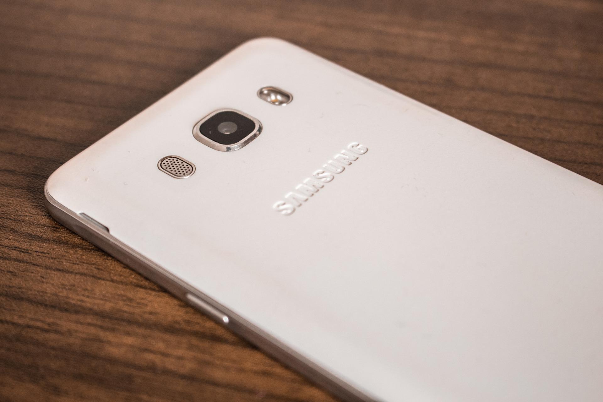Samsung, возможно, работает над прозрачным сгибаемым смартфоном