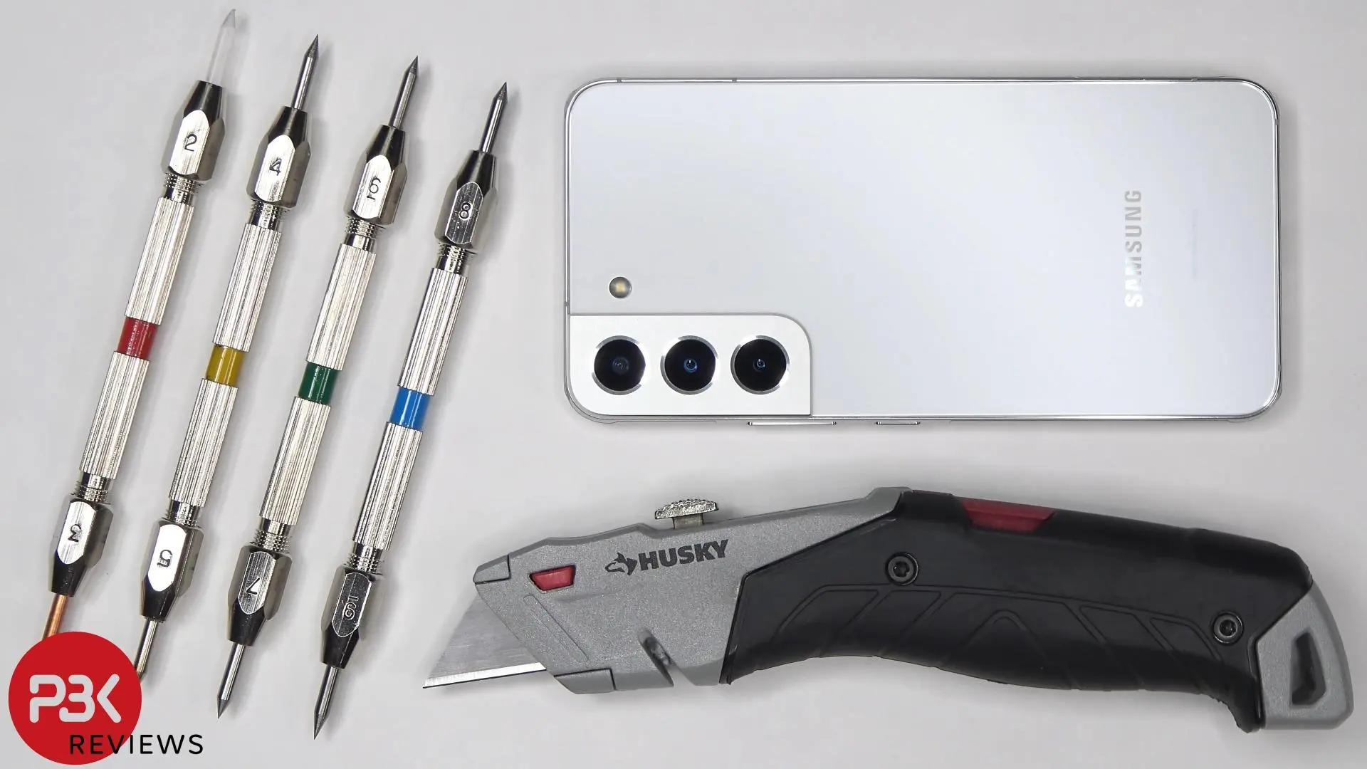 Краштест: Samsung S22 и S22 Ultra топили, царапали, гнули руками и переезжали автомобилем