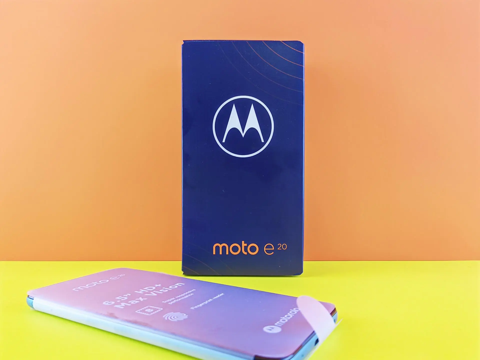 Обзор смартфона Moto E20 – когда Ты пчела, я – пчеловод…