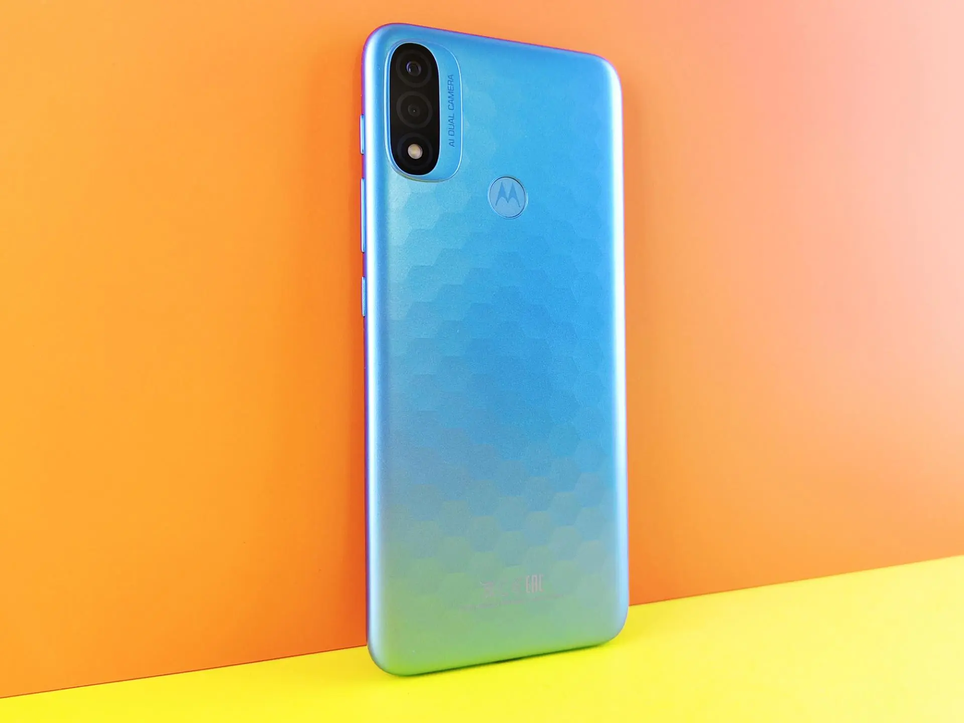 Обзор смартфона Moto E20 – когда Ты пчела, я – пчеловод…