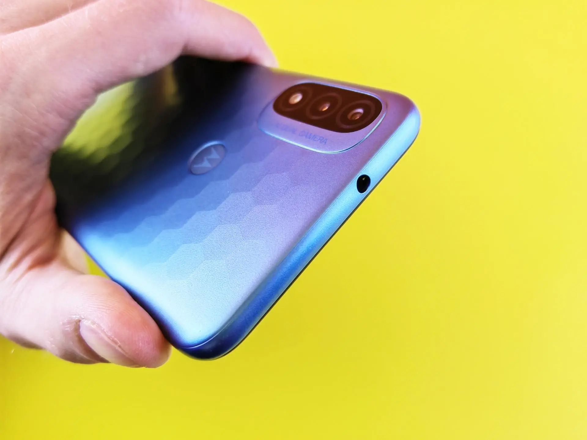 Обзор смартфона Moto E20 – когда Ты пчела, я – пчеловод…