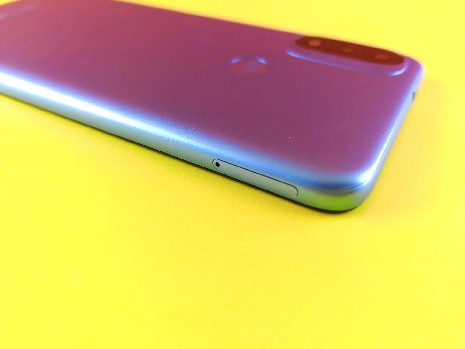 Обзор смартфона Moto E20 – когда Ты пчела, я – пчеловод…
