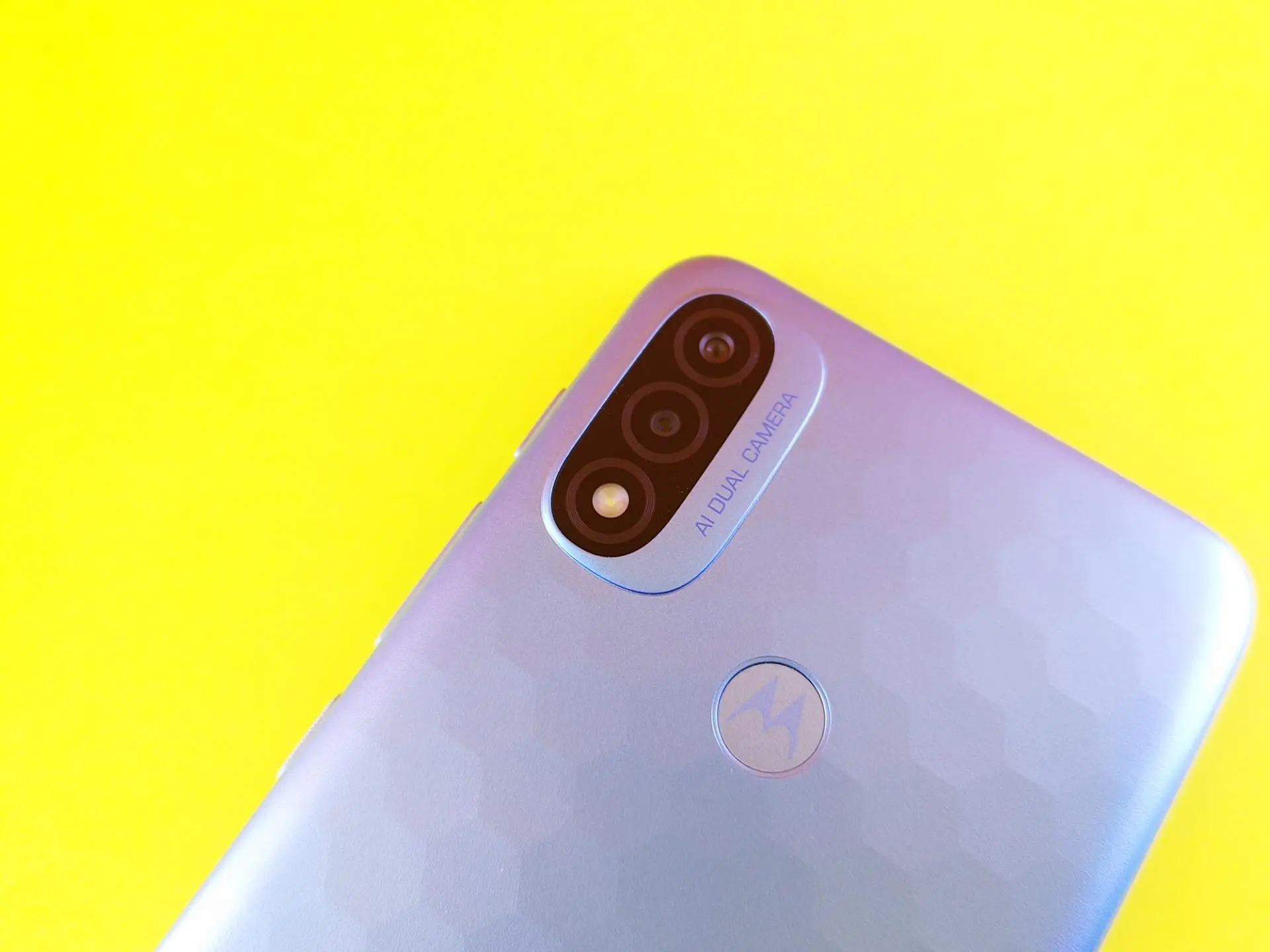 Обзор смартфона Moto E20 – когда Ты пчела, я – пчеловод…