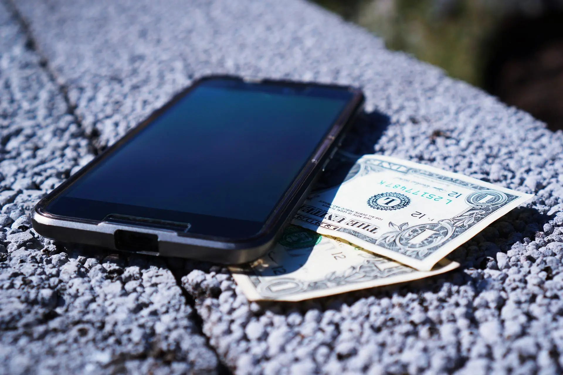 Смартфоны с Android обесцениваются быстрее, чем iPhone