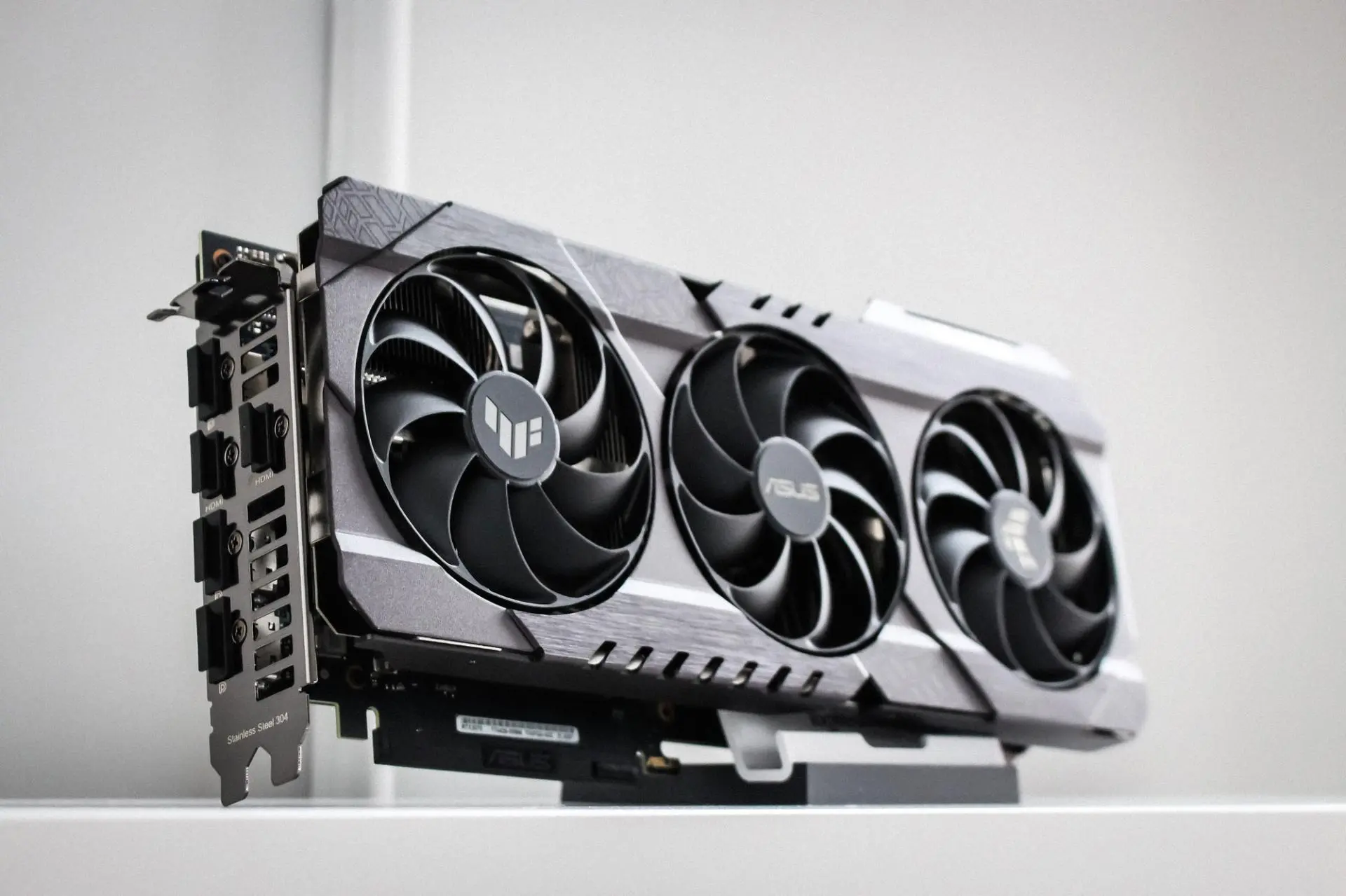 Цены на видеокарты NVIDIA и AMD начали снижаться