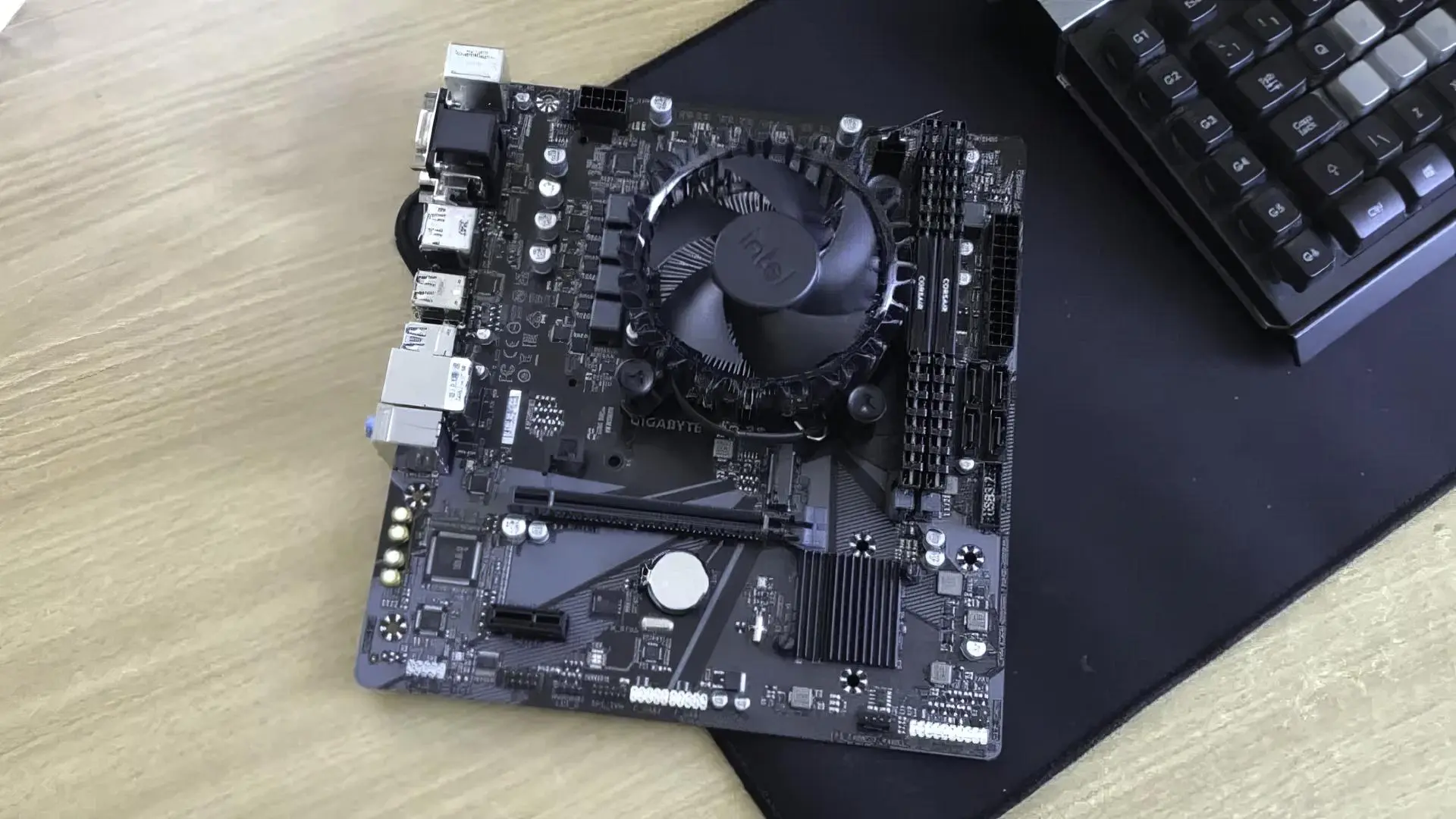 Дешёвый Intel Celeron G6900 проверили в топовых AAA-играх