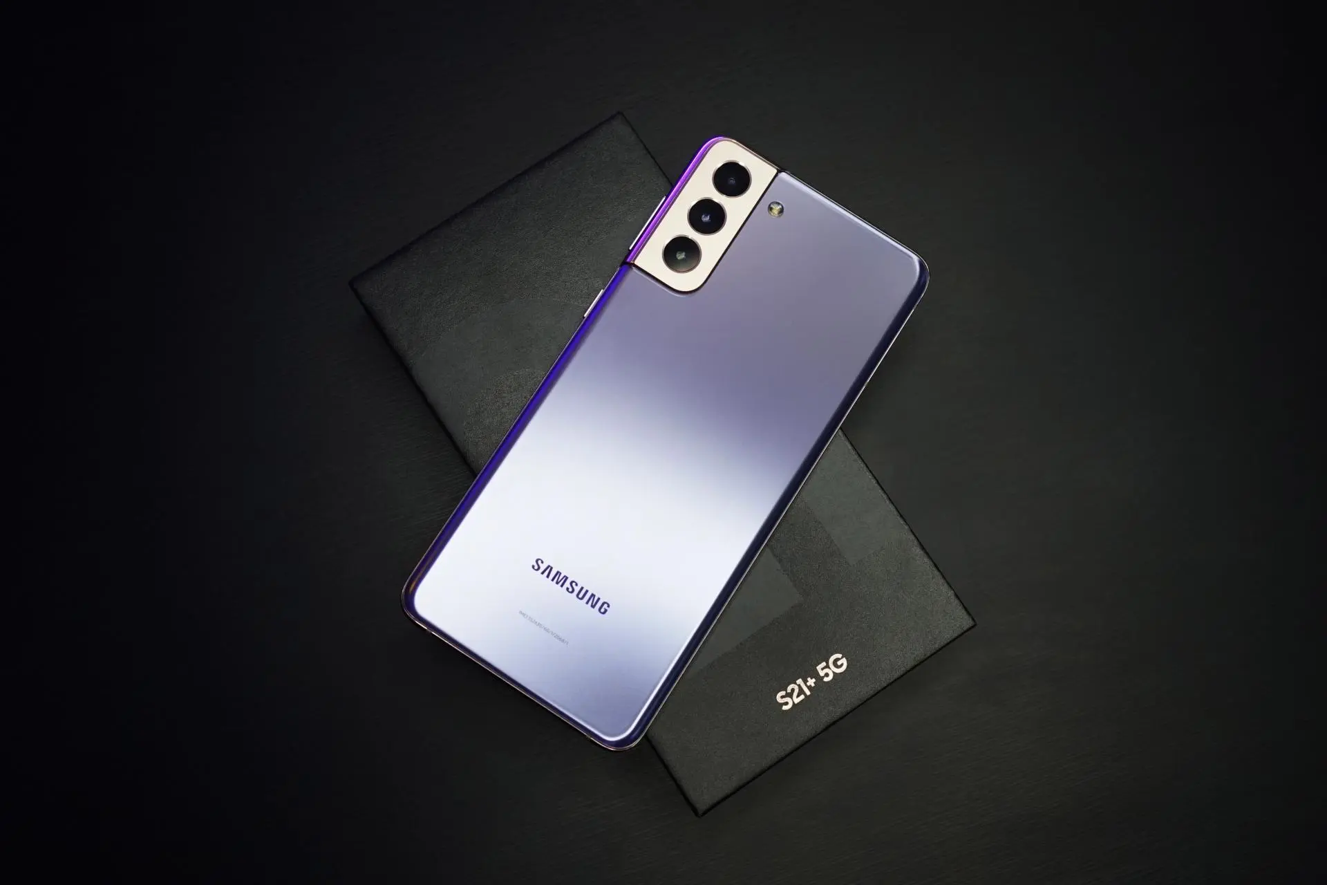 Смартфоны Samsung медленно продаются и задерживаются на складах