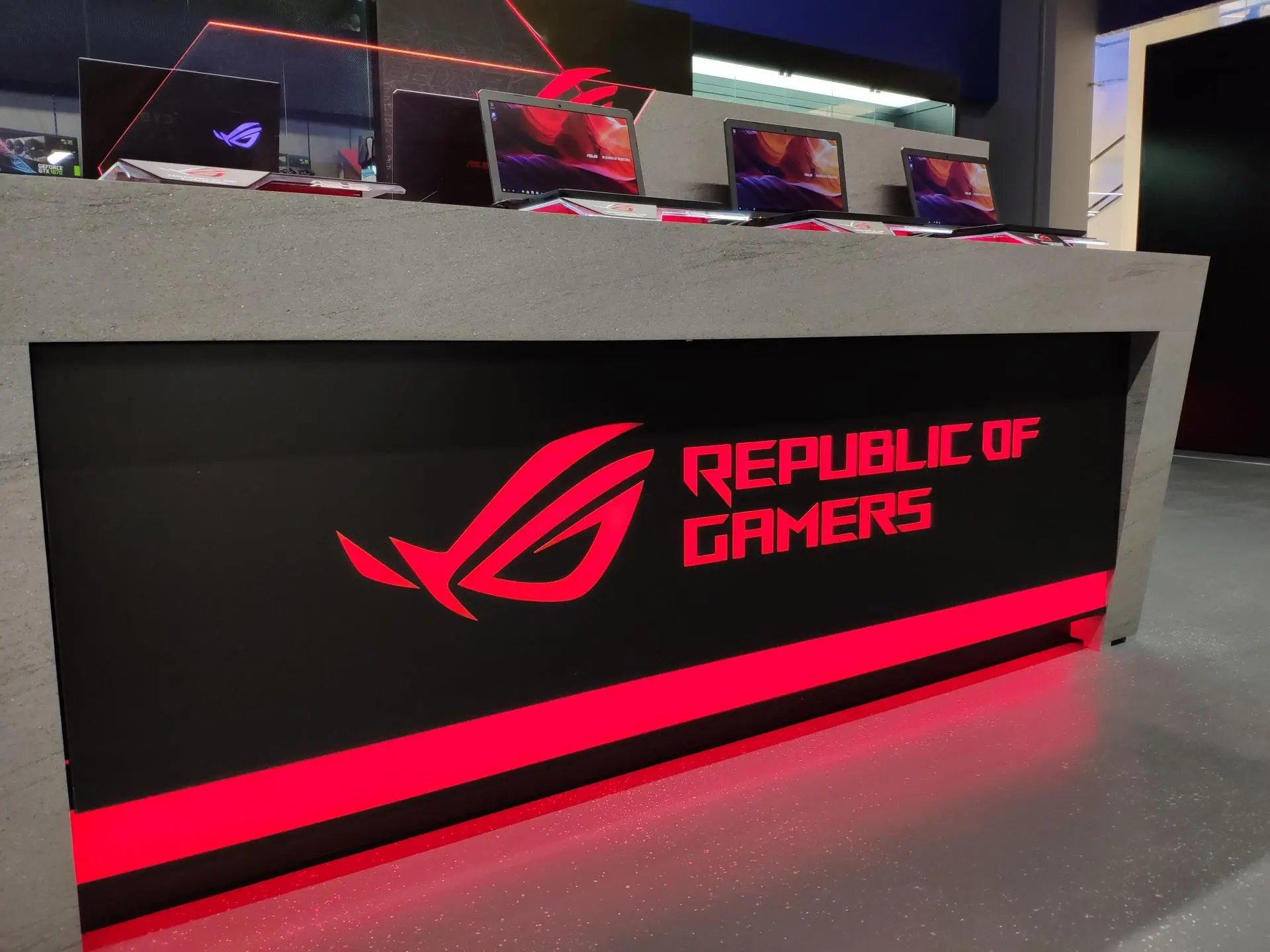 ASUS не ушла из России, но новинок ждать не стоит