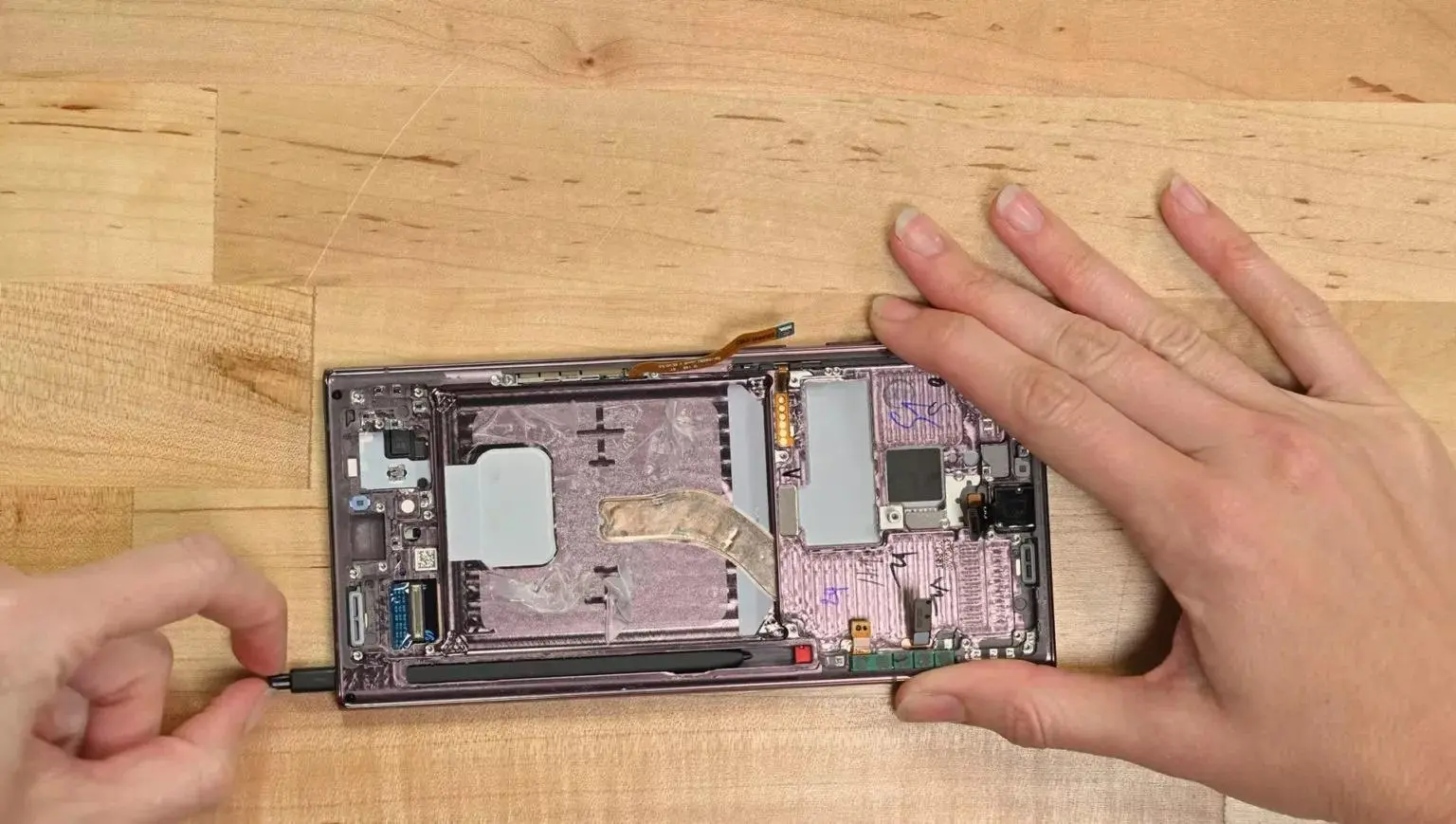 Galaxy S22 и S22 Ultra оказались очень тяжёлыми в ремонте