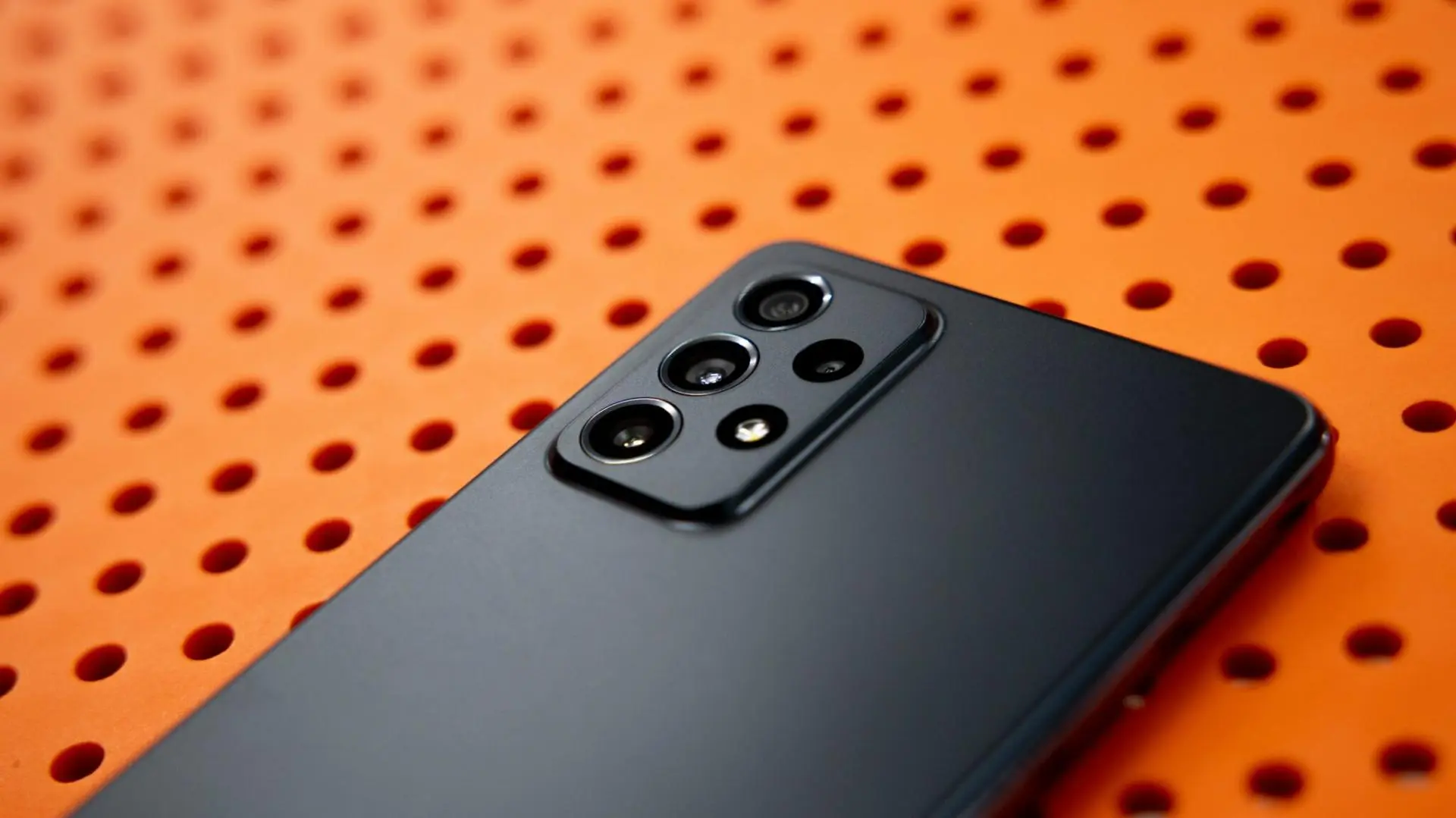 Названы смартфоны Samsung, которые получат Android 13