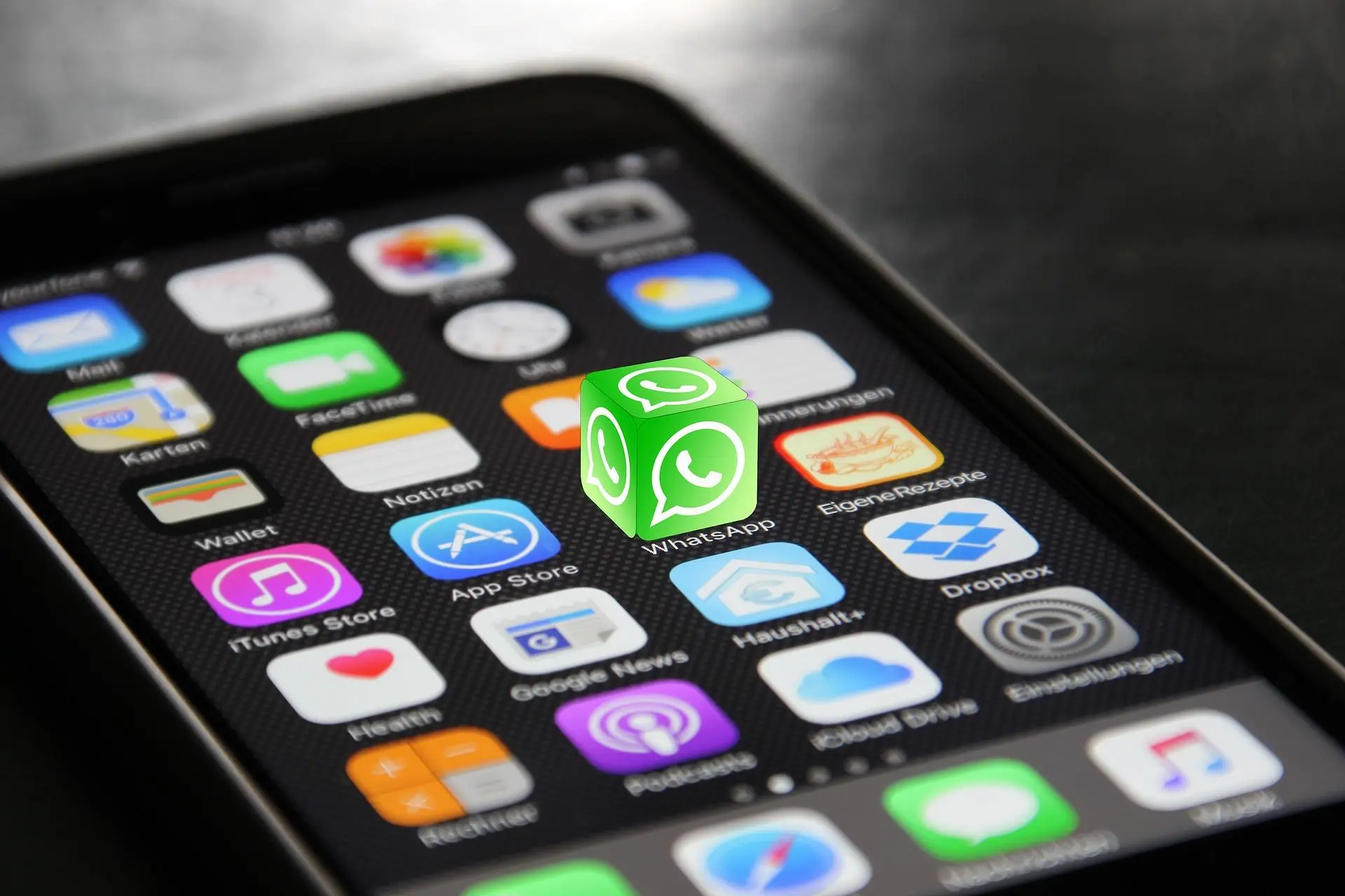 В WhatsApp скоро появятся реакции на сообщения