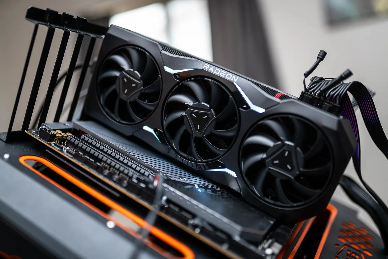 Видеокарта нагревается до 110 °C? AMD говорит, что это безопасно, но не всегда хорошо