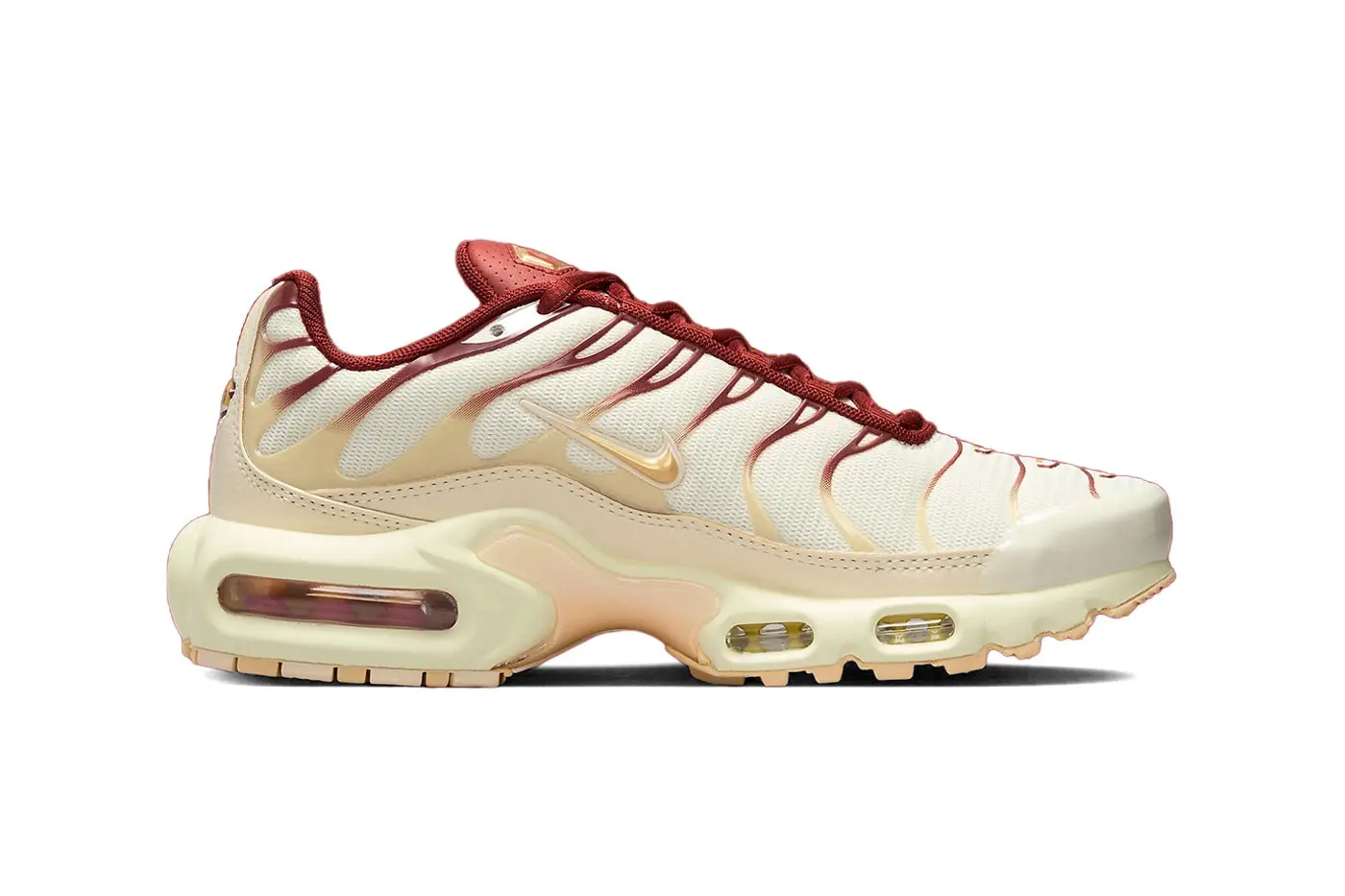 Nike Air Max Plus выходят в цвете Sail/Team Red