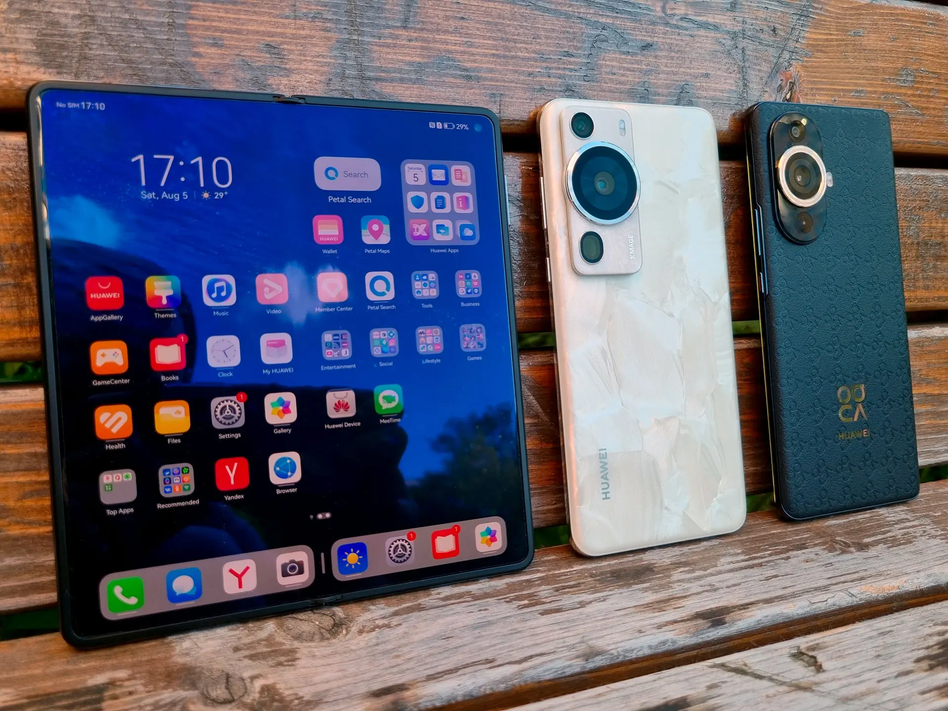 HUAWEI готовит смартфон-гармошку с 2 складками