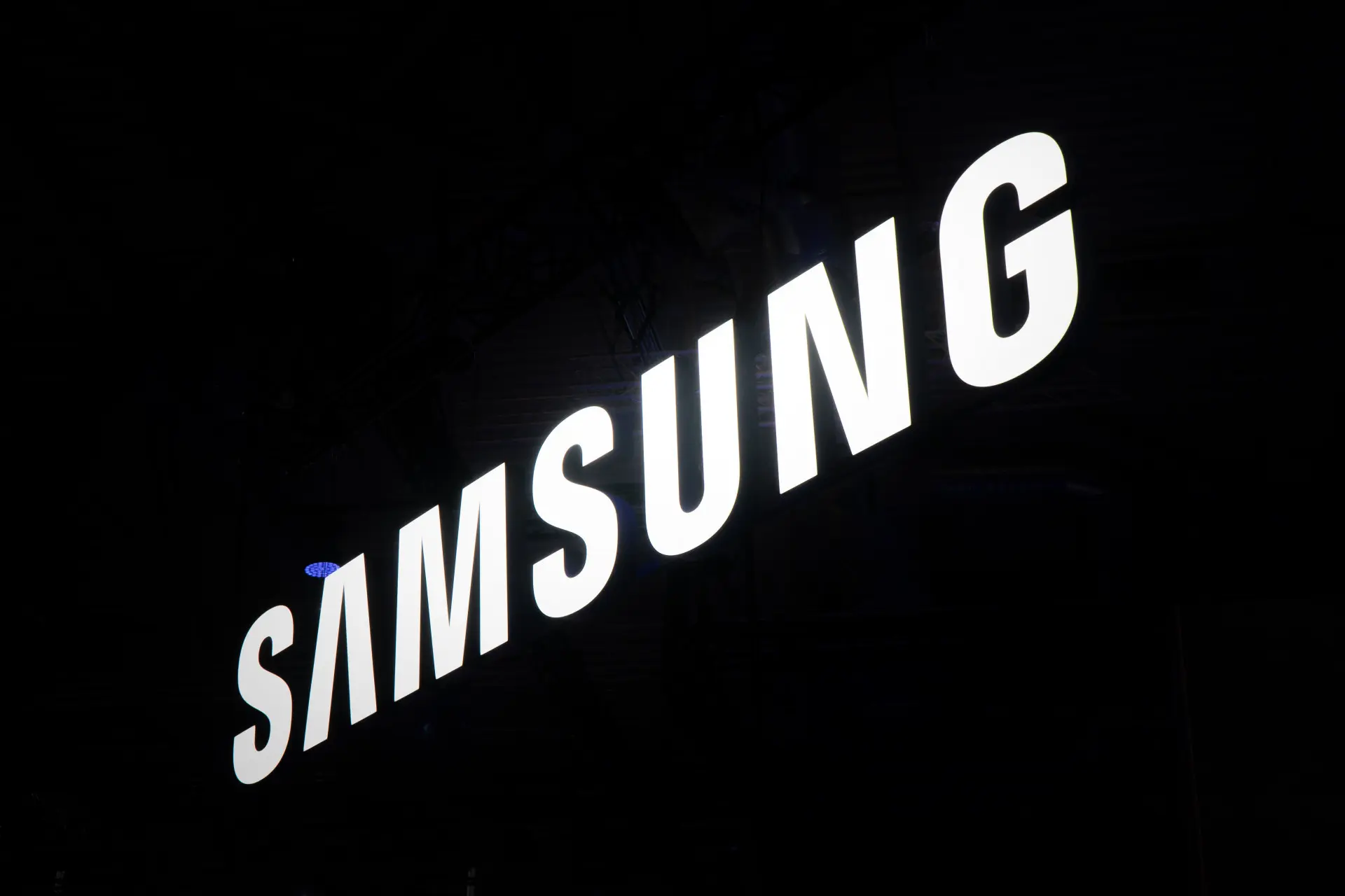 Samsung планирует добавить своего ИИ-бота Gauss на смартфоны
