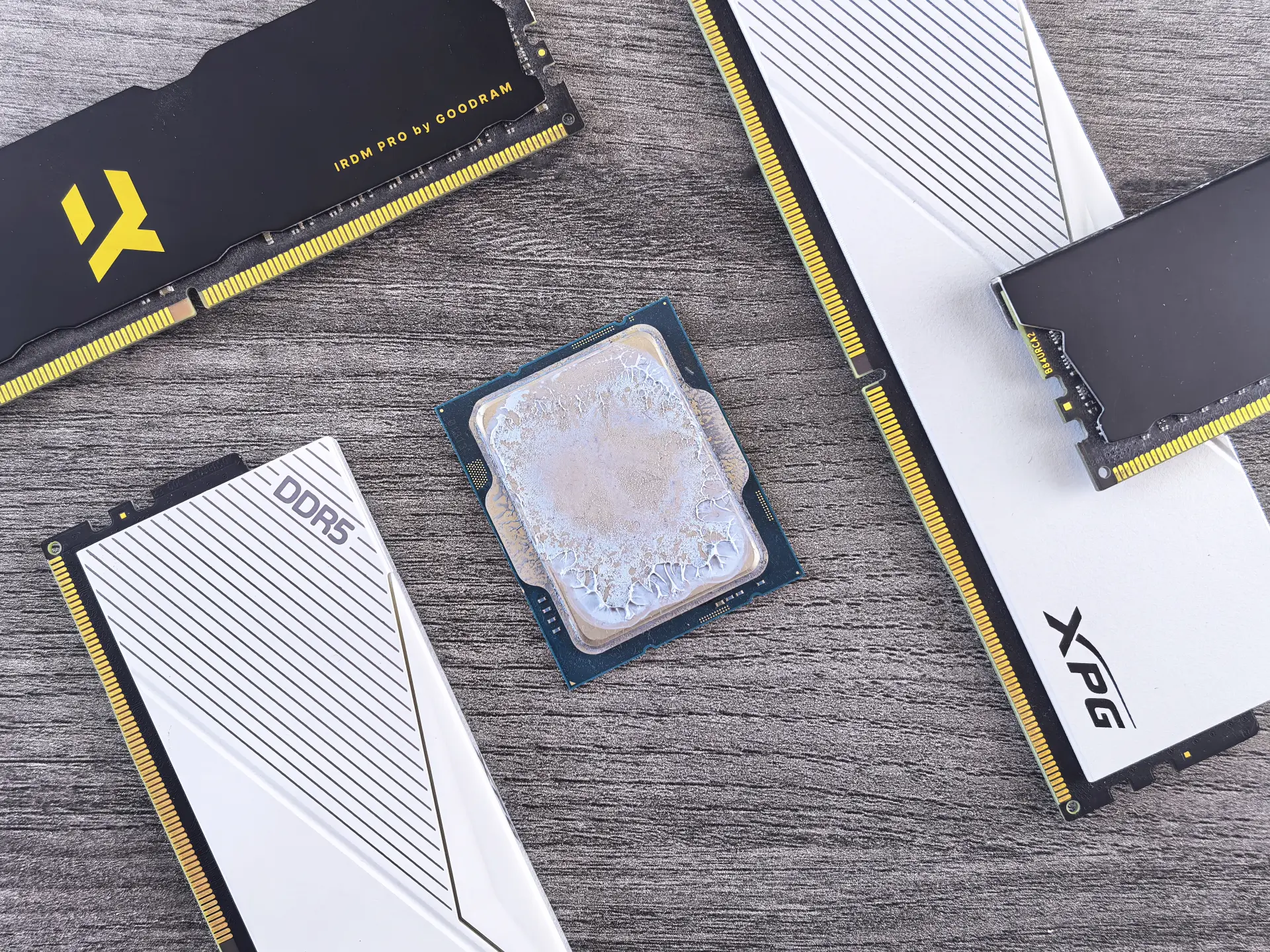 Процессор Intel с термопастой в окружении памяти DDR4 и DDR5