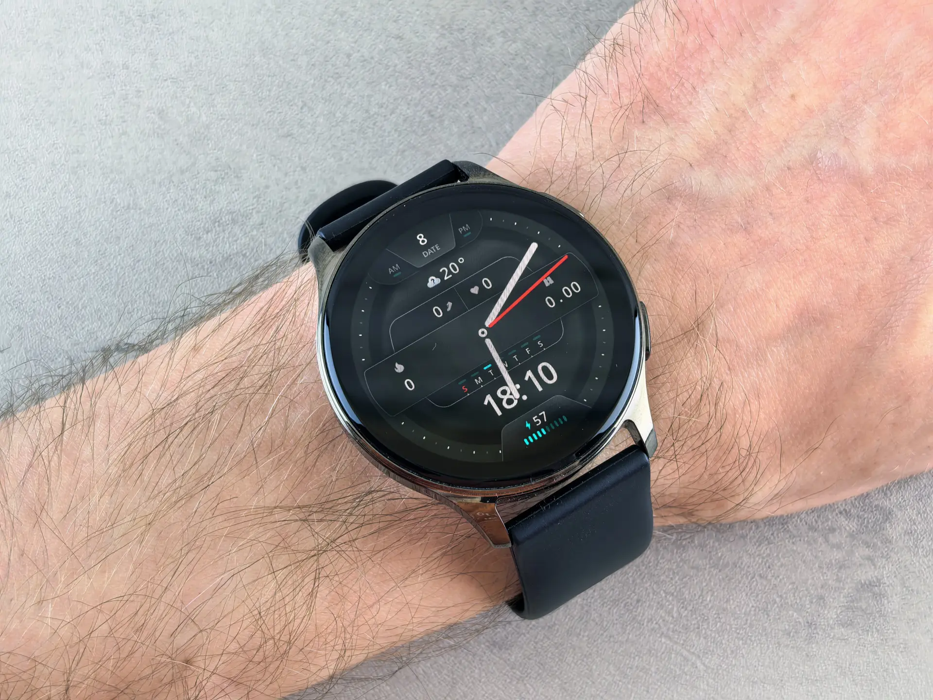 Мы же обычно так носим часы, на запястье