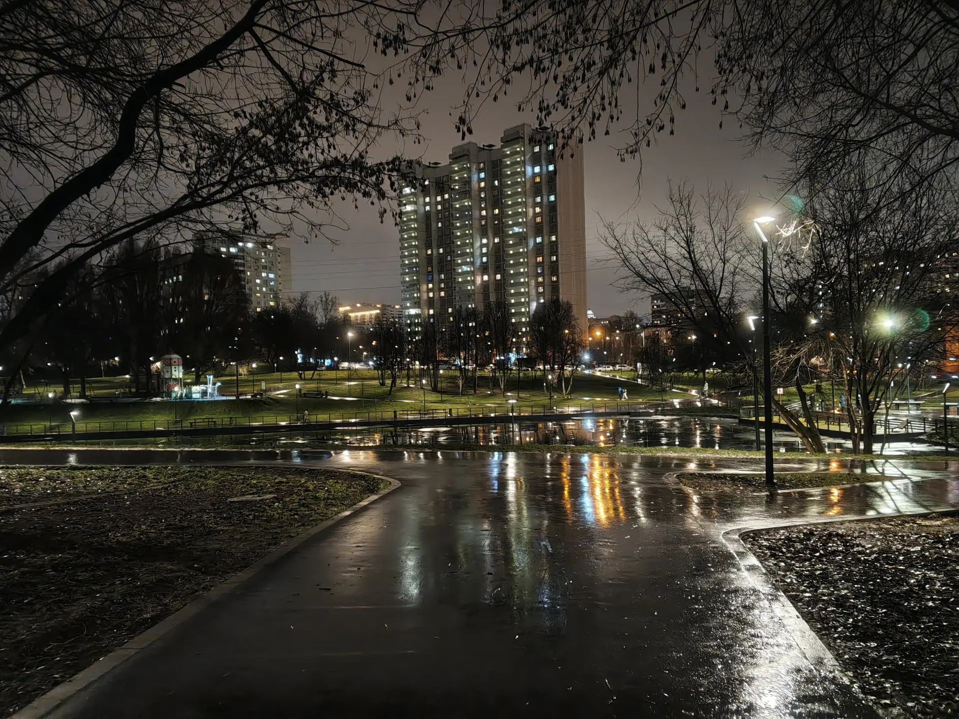 Обзор TECNO Spark 40 Pro+: элегантного смартфона с тонким корпусом и беспроводной зарядкой