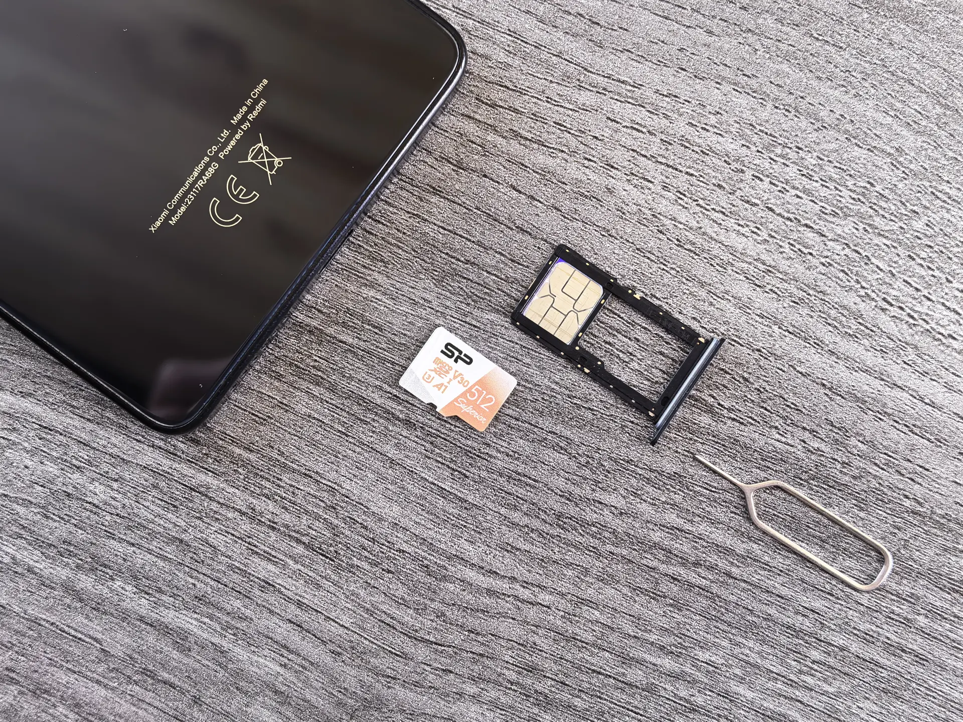 Смартфон Redmi, лоток для SIM-карт, карта памяти microSD Silicon Power, скрепка для извлечения лотка