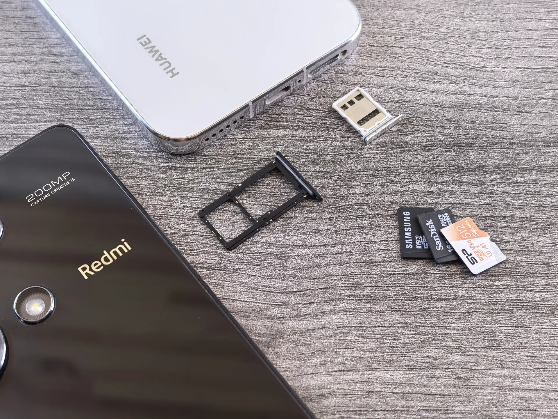 Лоток на 2 SIM-карты у флагманского Pura 70 и 2 SIM + microSD у бюджетного Redmi.