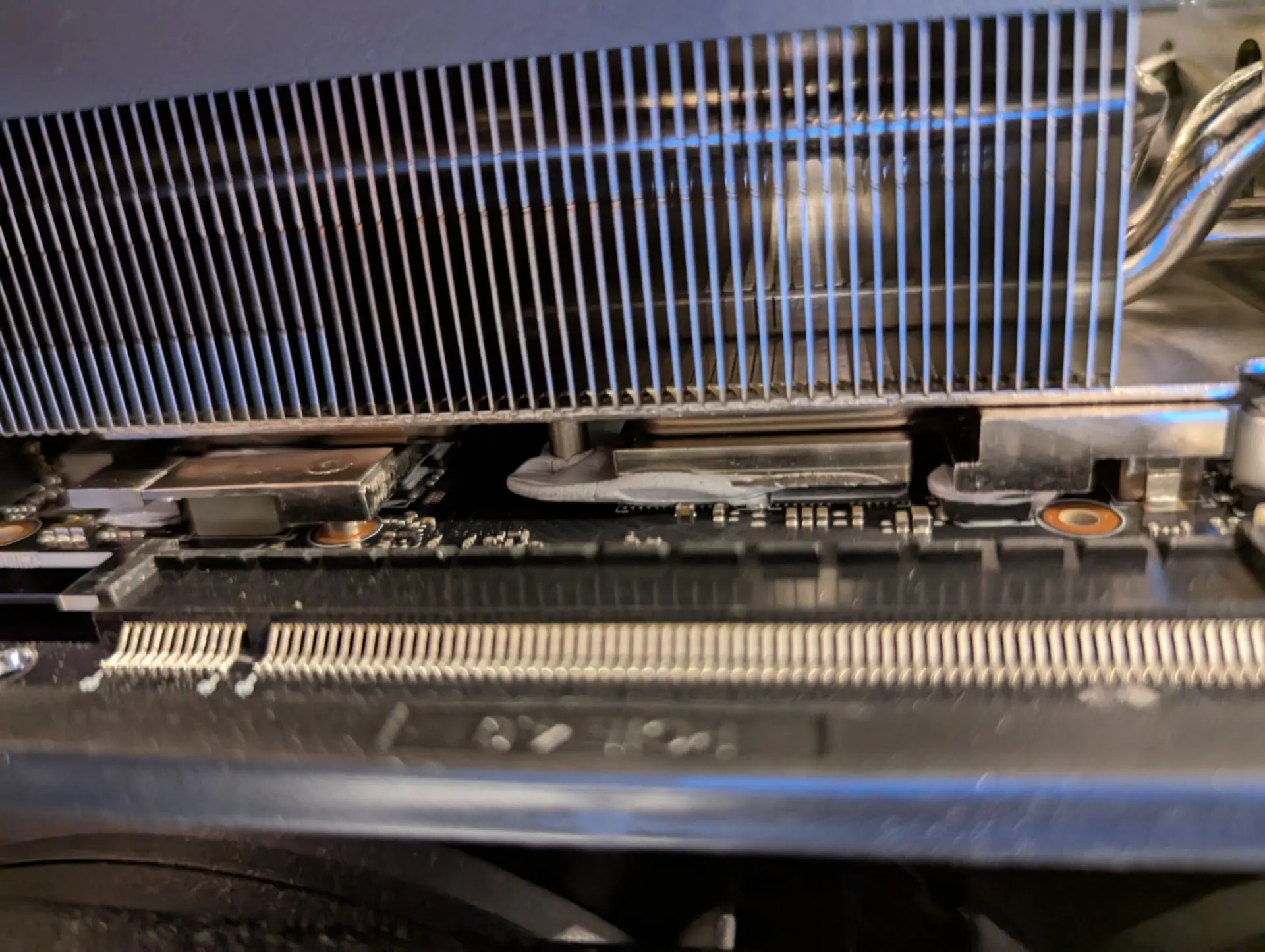 Проблемы с термогелем у видеокарт GIGABYTE RTX 50: почему он стекает при вертикальной установке