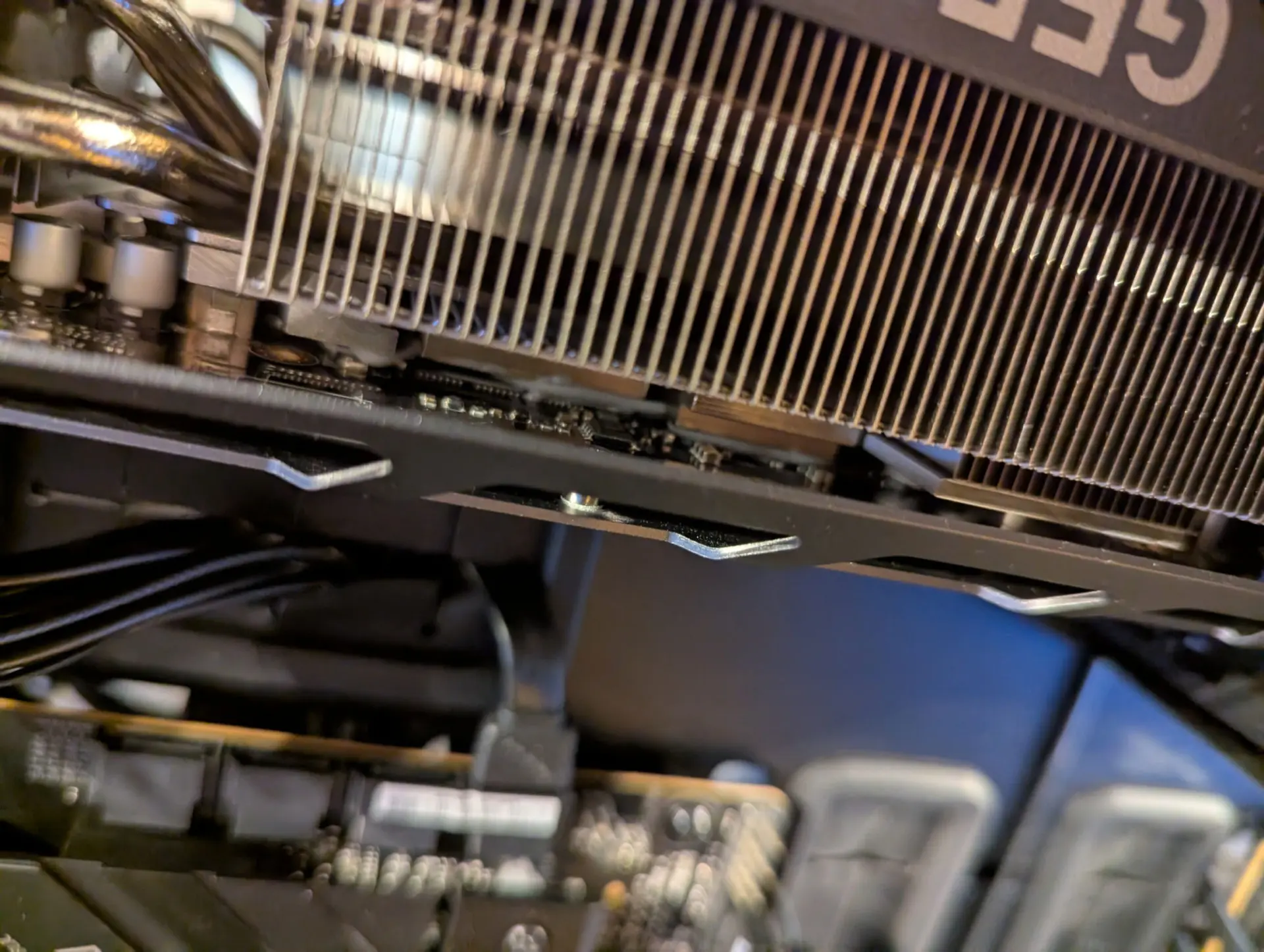 Проблемы с термогелем у видеокарт GIGABYTE RTX 50: почему он стекает при вертикальной установке