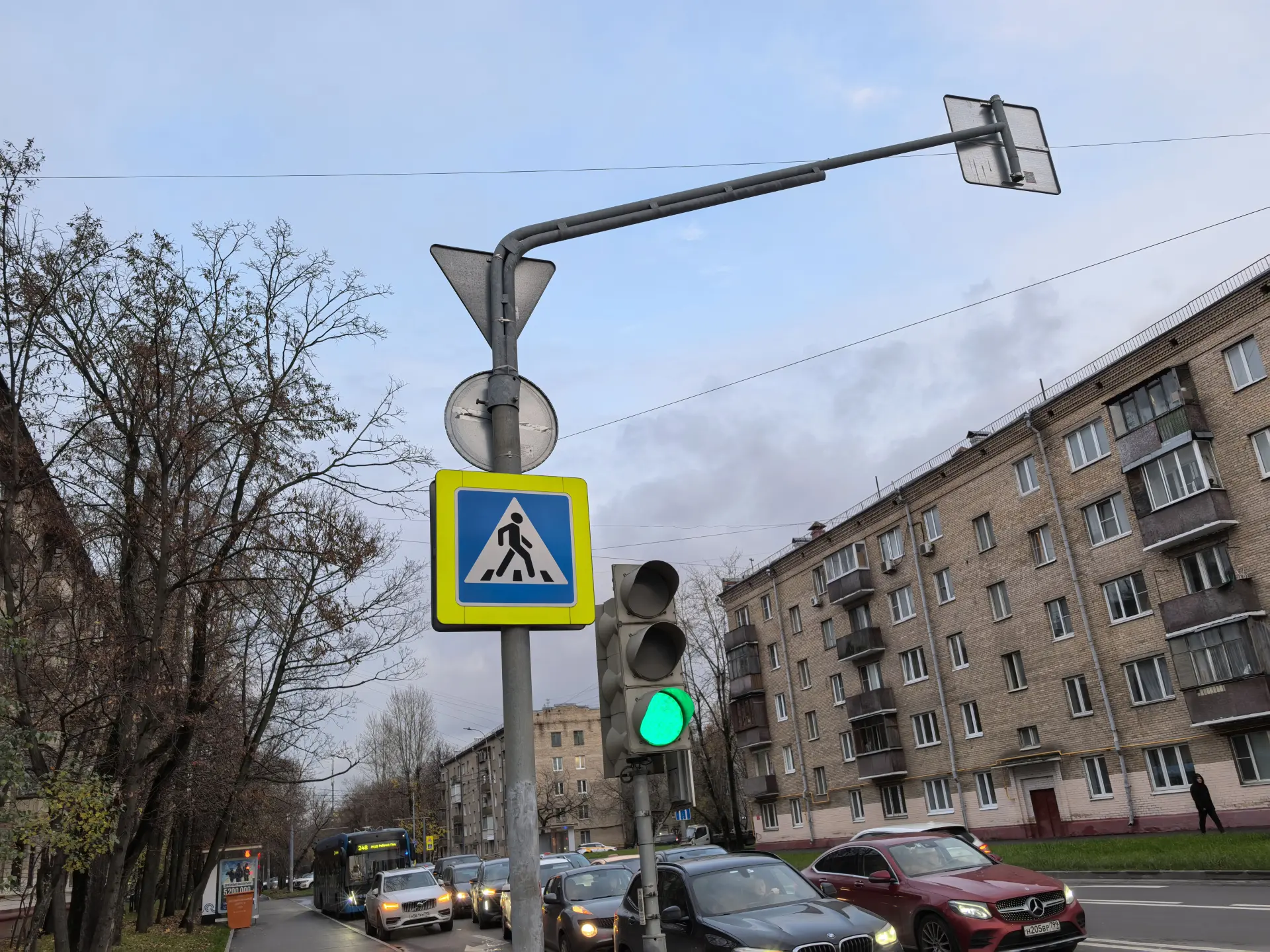 Городской пейзаж пререкрёстка со светофором на HUAWEI Pura 70