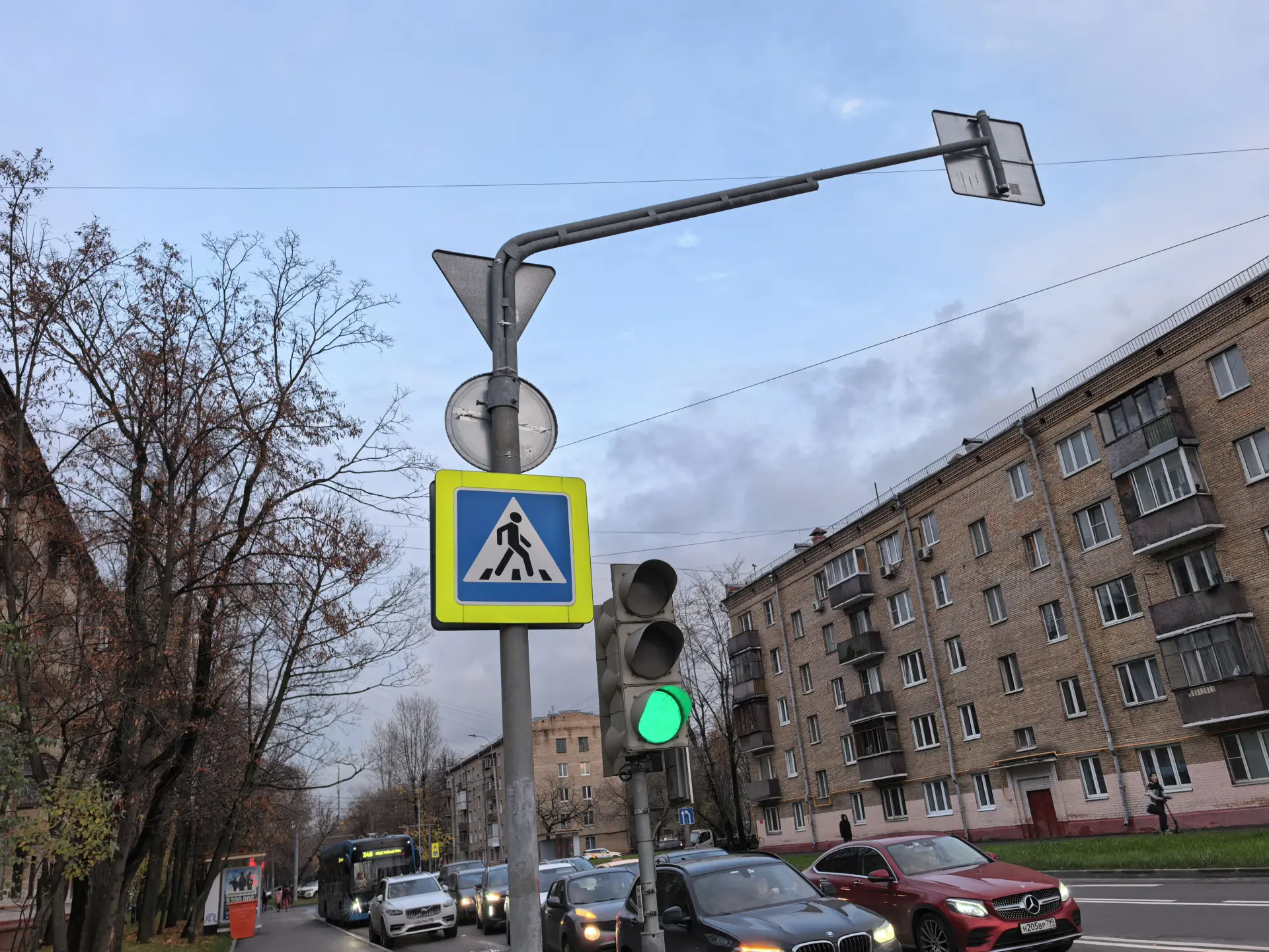 Городской пейзаж пререкрёстка со светофором на HUAWEI Pura 80 Pro