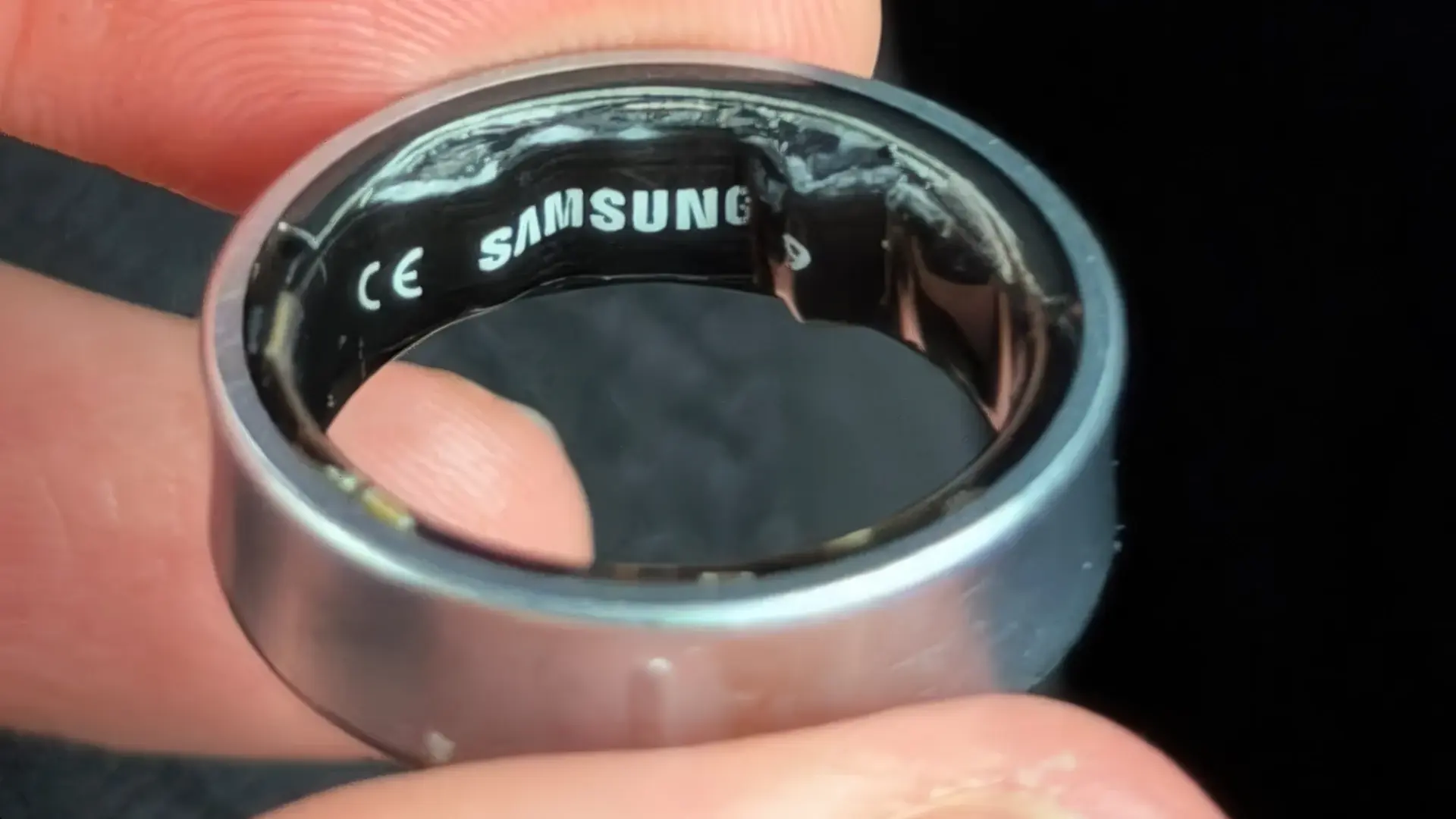 Кошмар наяву: аккумулятор Galaxy Ring вздулся и застрял на пальце владельца. Что делать и насколько это опасно?