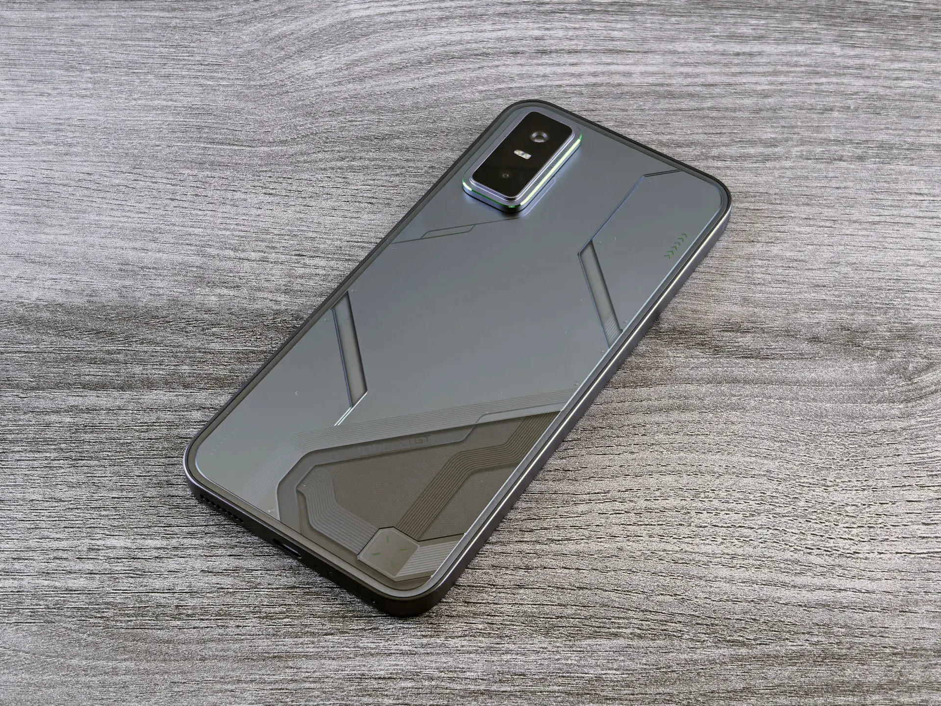 Обзор Infinix GT 30 Pro: игрового смартфона с подсветкой и кнопками- триггерами