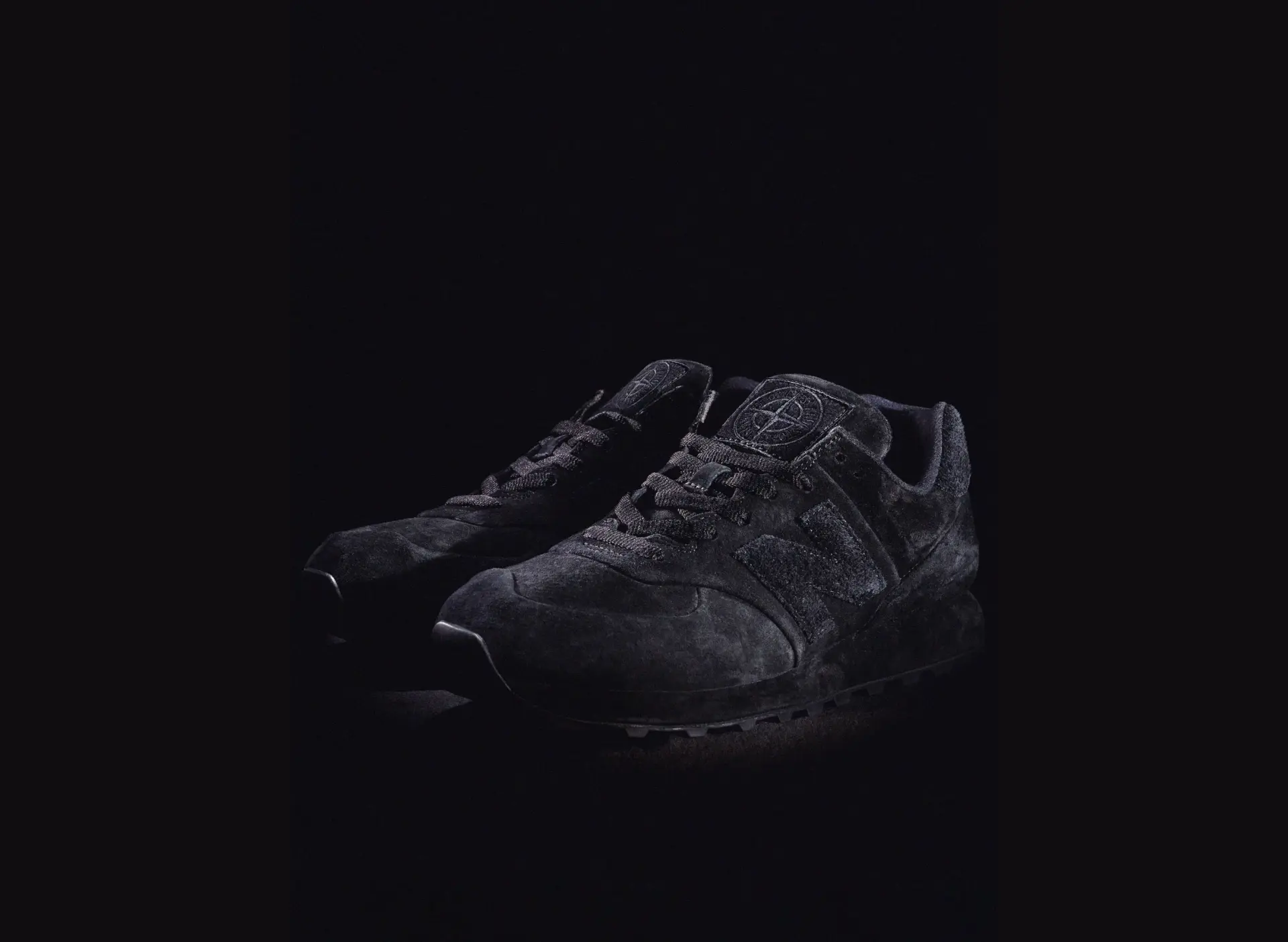Монохромная замша и эксклюзивный доступ: всё о новой коллаборации Stone Island и New Balance 574 Ghost